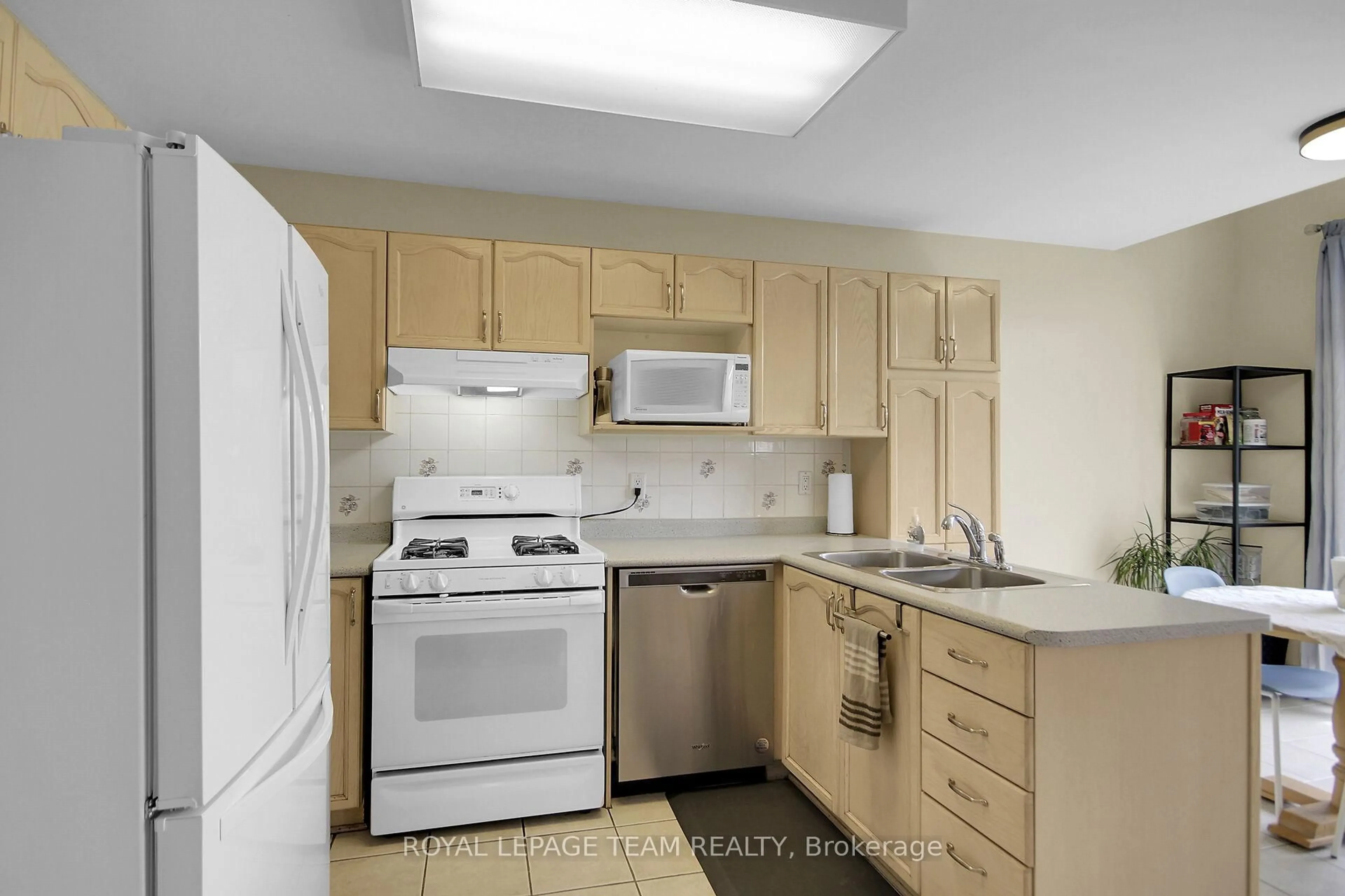 Standard kitchen, unknown for 102 Longshire Circ, Ottawa Ontario K2J 4K8