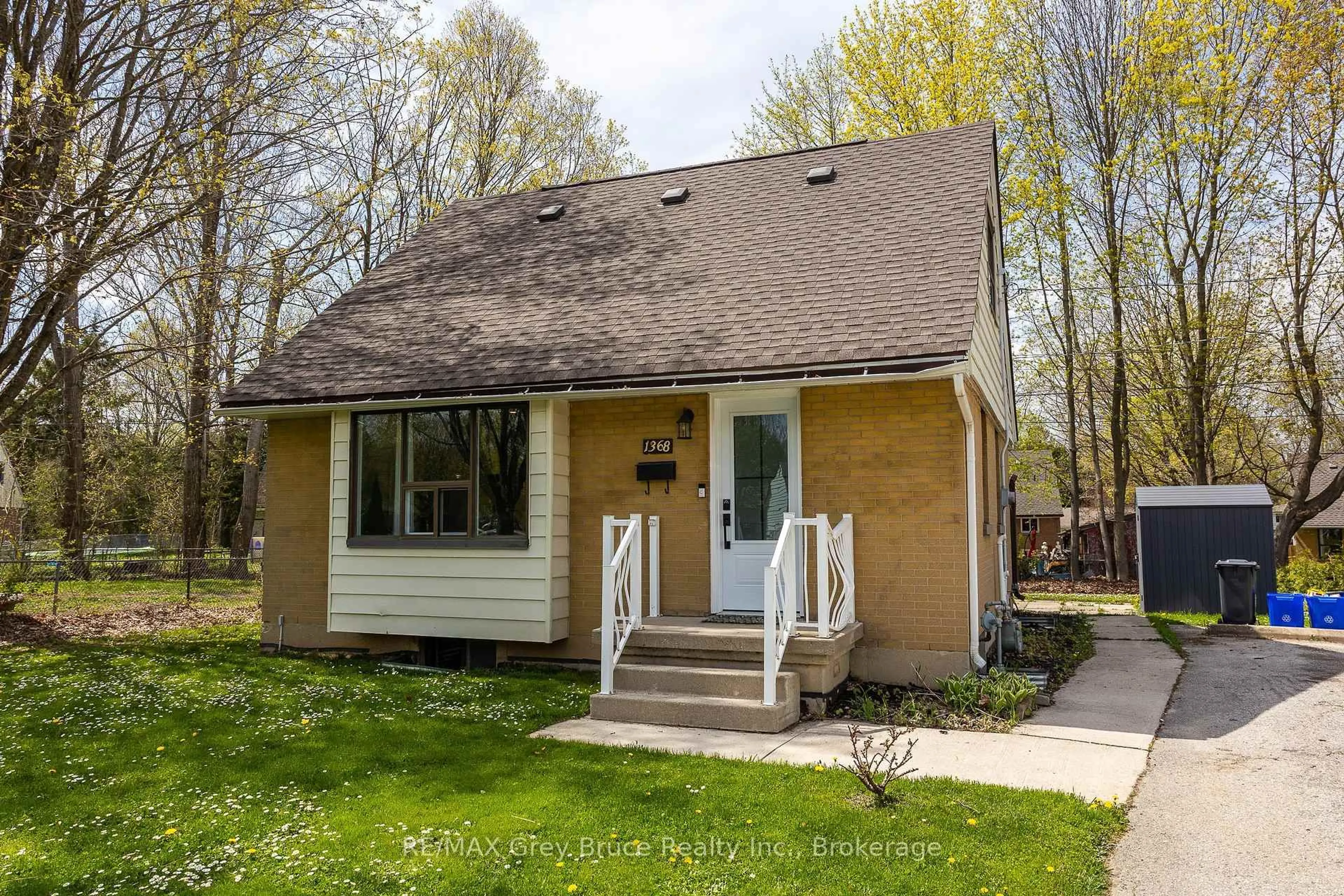 Home with vinyl exterior material, street for 1368 7th Avenue A Ave, Owen Sound Ontario N4K 5L9