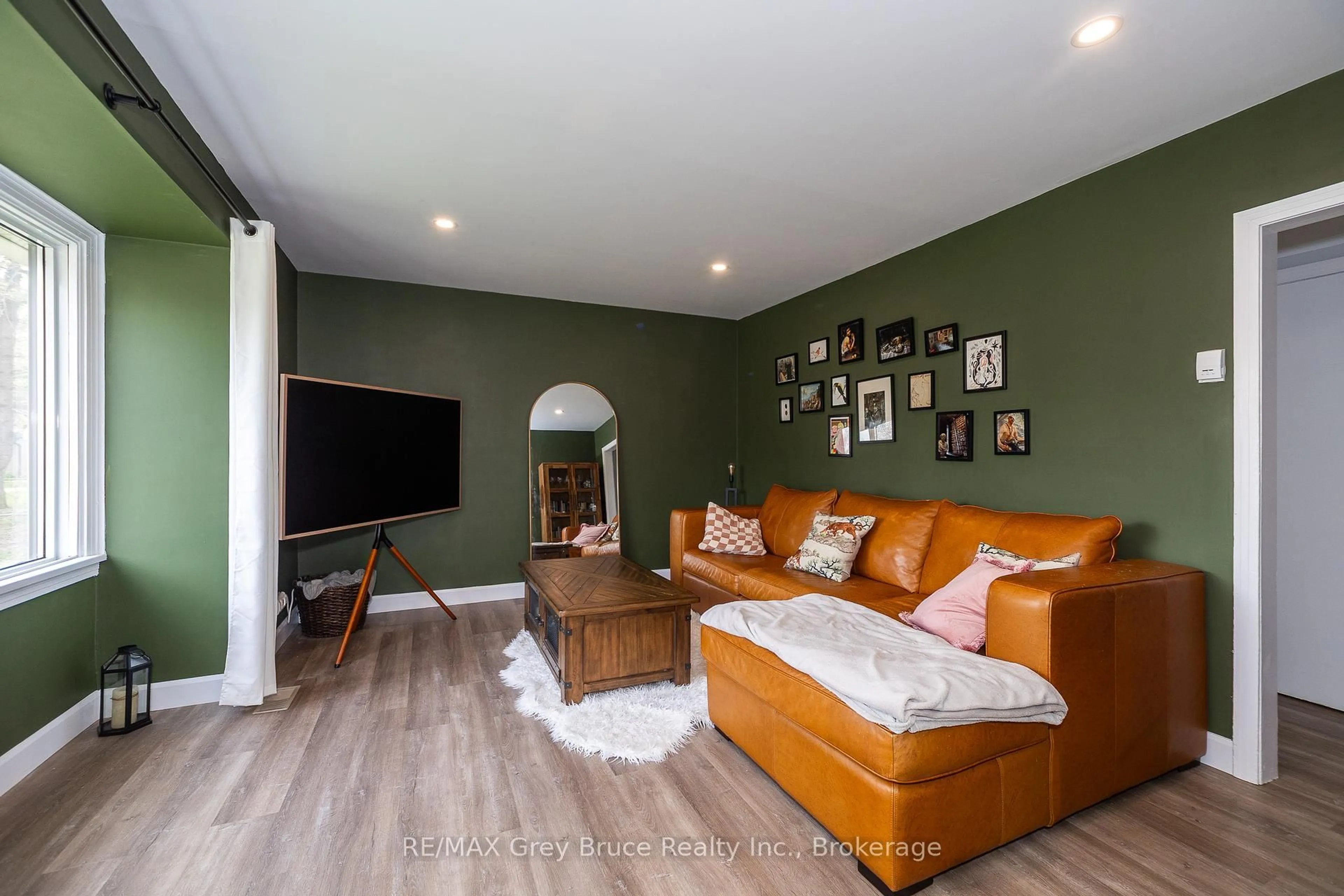 Living room with furniture, unknown for 1368 7th Avenue A Ave, Owen Sound Ontario N4K 5L9
