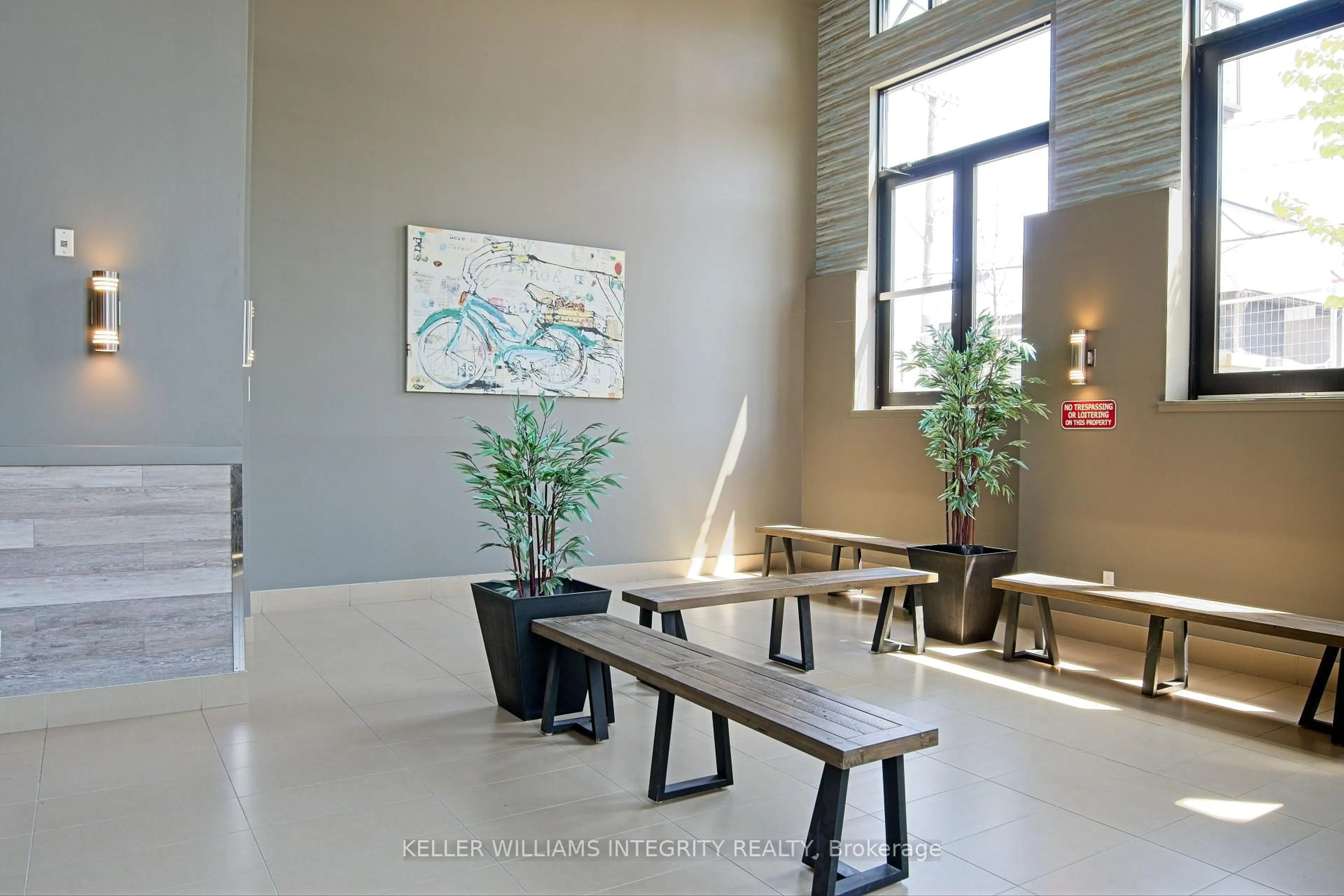 Indoor foyer for 429 Kent St #320, Ottawa Ontario K2P 1B5