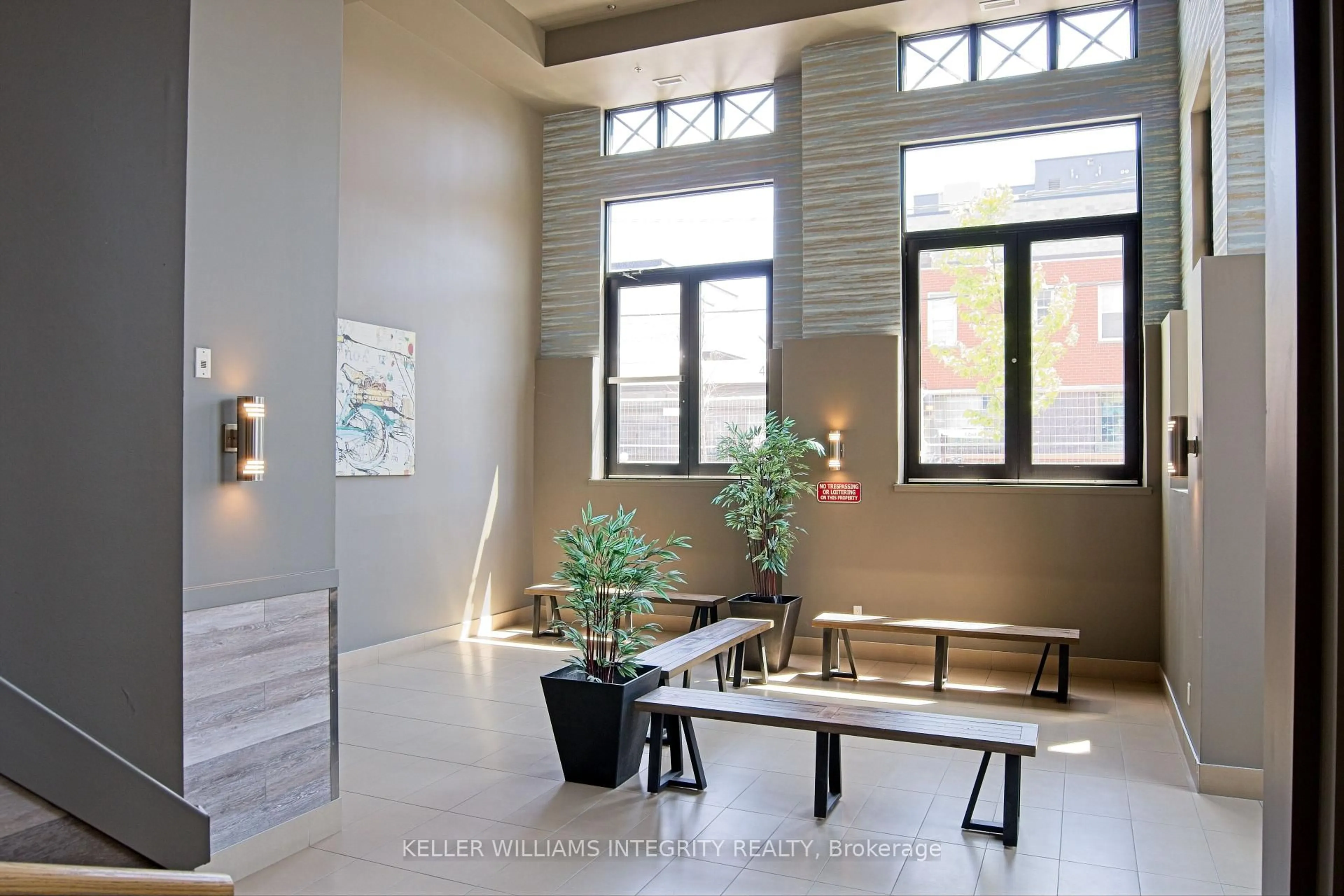 Indoor foyer for 429 Kent St #320, Ottawa Ontario K2P 1B5