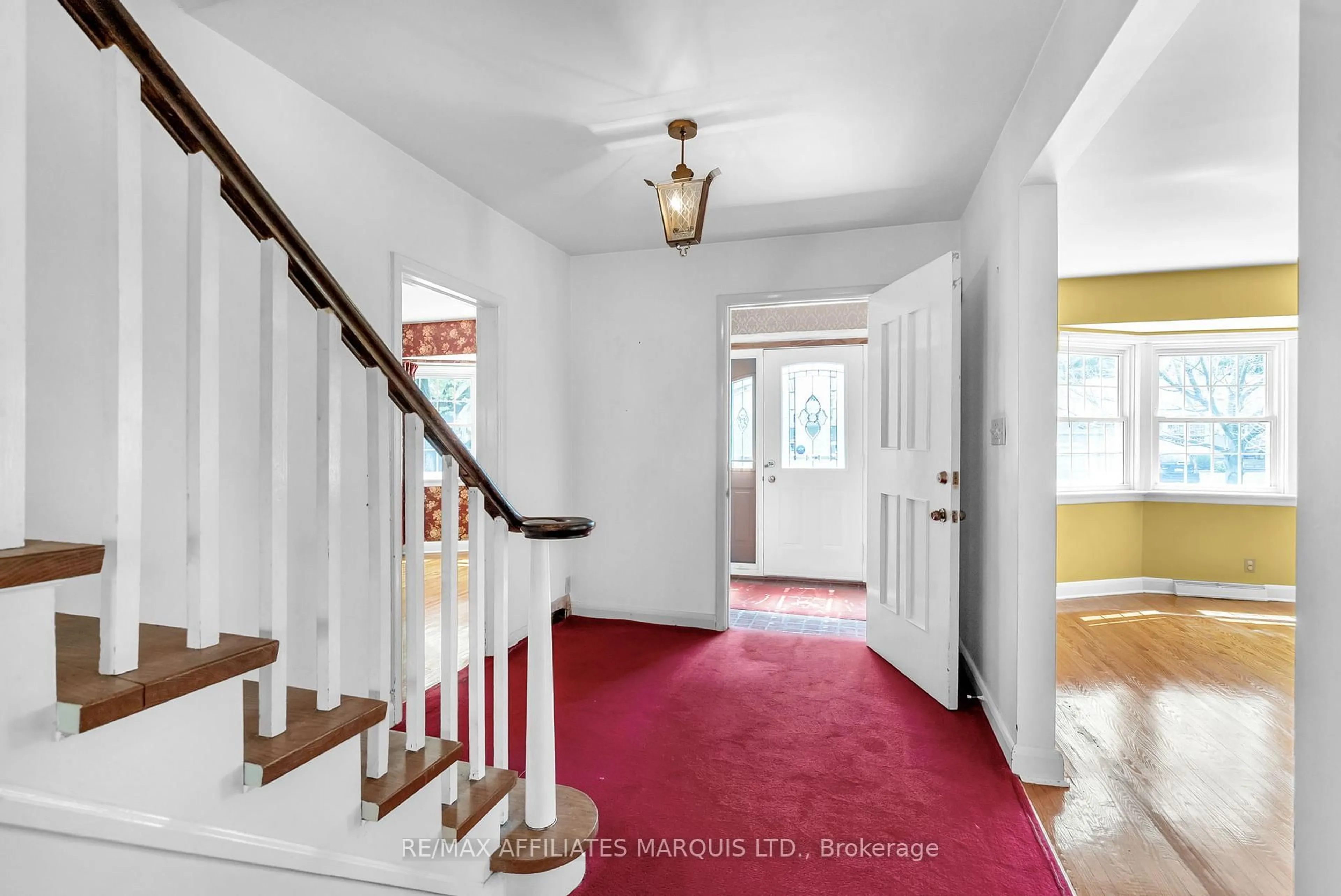 Indoor foyer for 1403 Jane St, Cornwall Ontario K6J 1X4