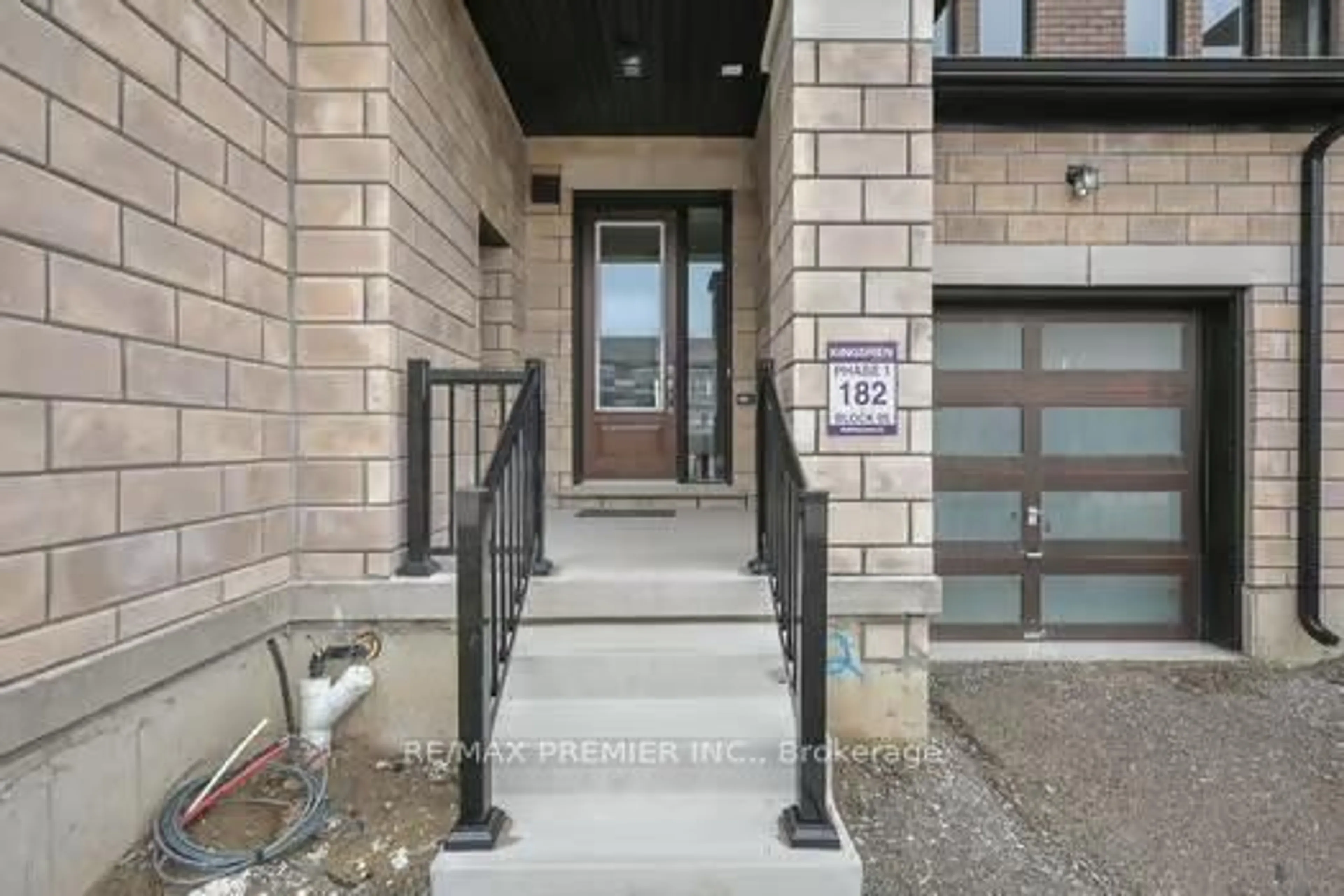 Indoor entryway for 138 Corley St, Kawartha Lakes Ontario K9V 0R4