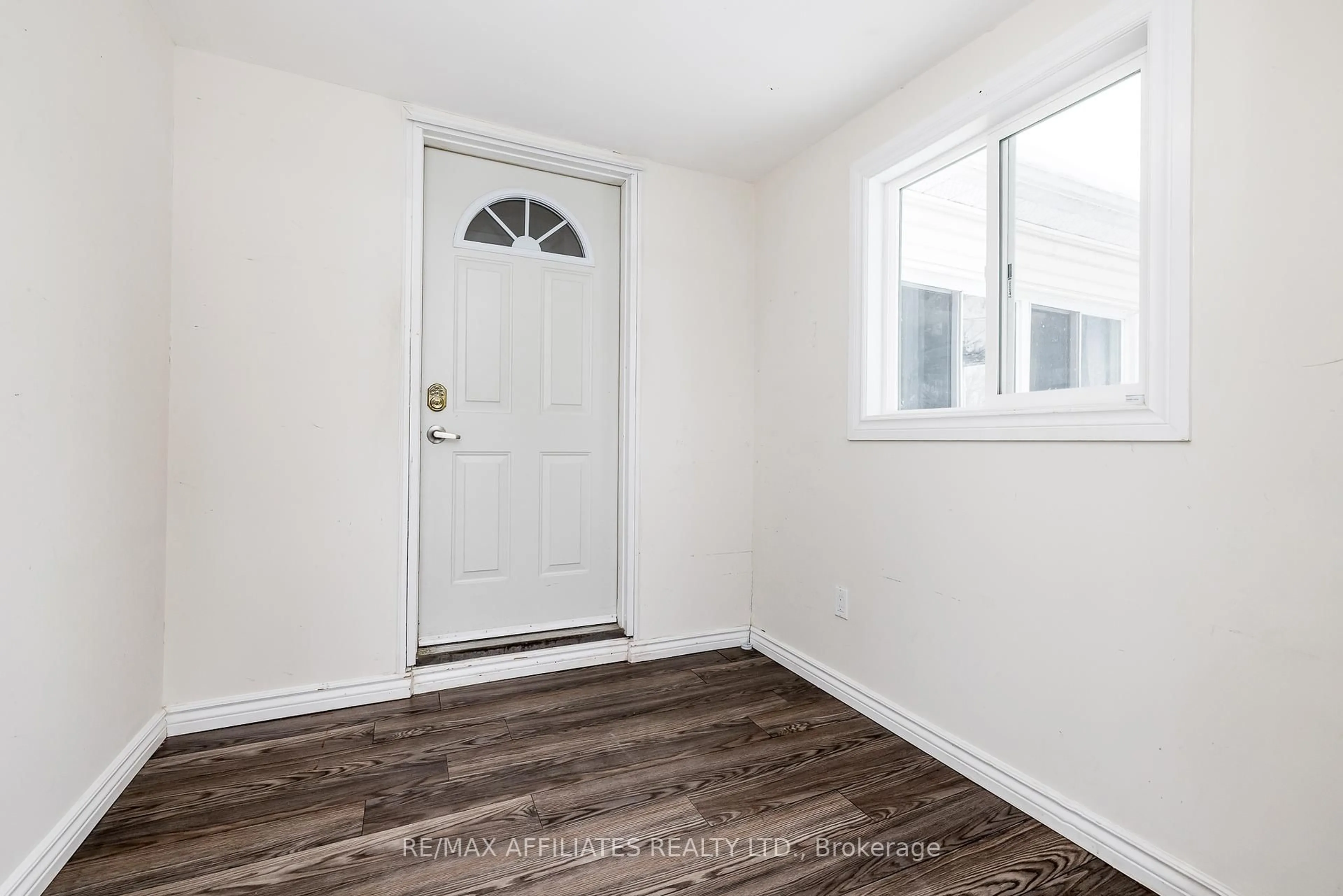 Indoor entryway for 52 Bradley Green Crt, Ottawa Ontario K2S 1B7
