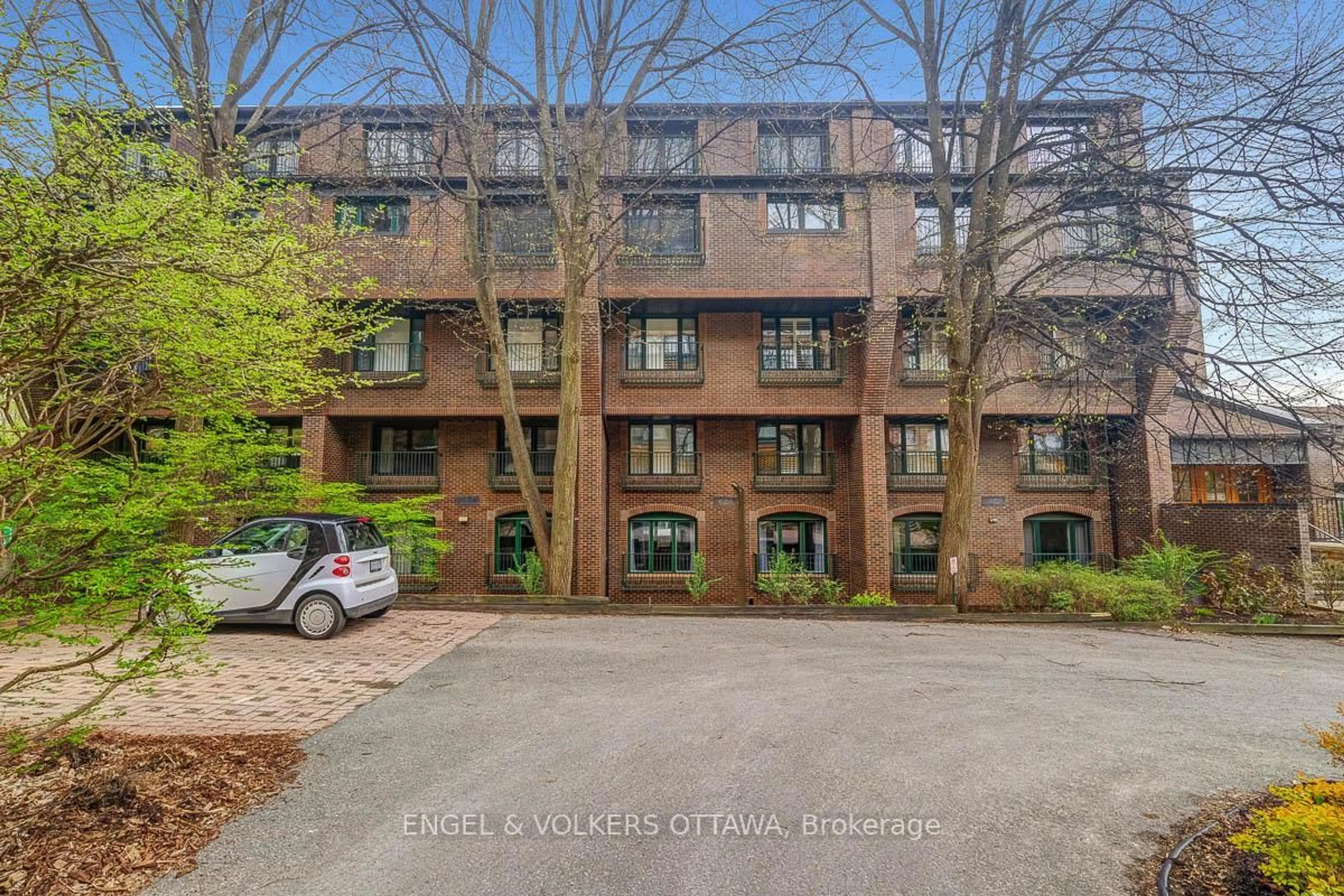 A pic from outside/outdoor area/front of a property/back of a property/a pic from drone, unknown for 135 Springfield Rd #16, Ottawa Ontario K1M 1C5