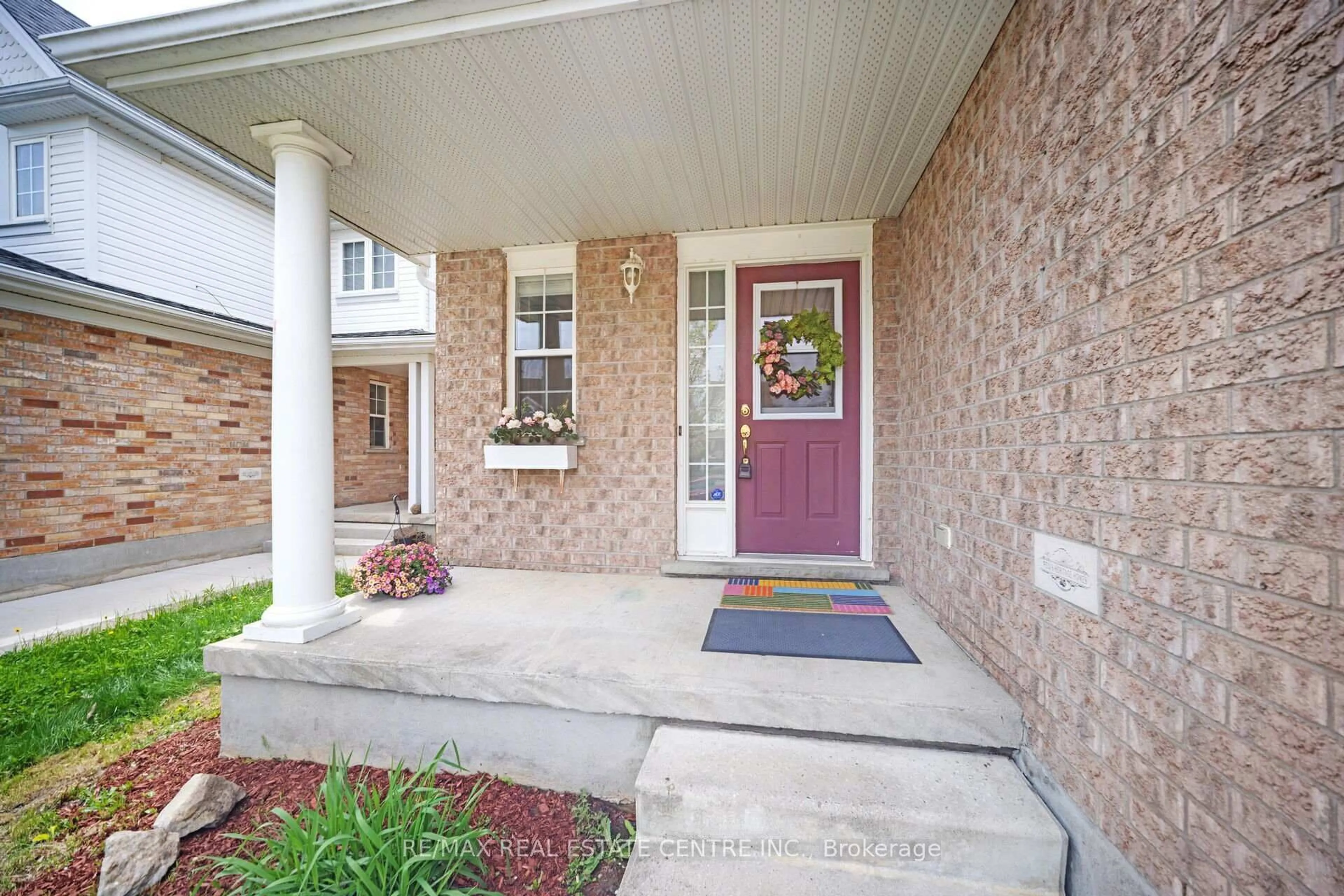 Indoor entryway for 95 HOUGHTON St, Cambridge Ontario N3C 4L2