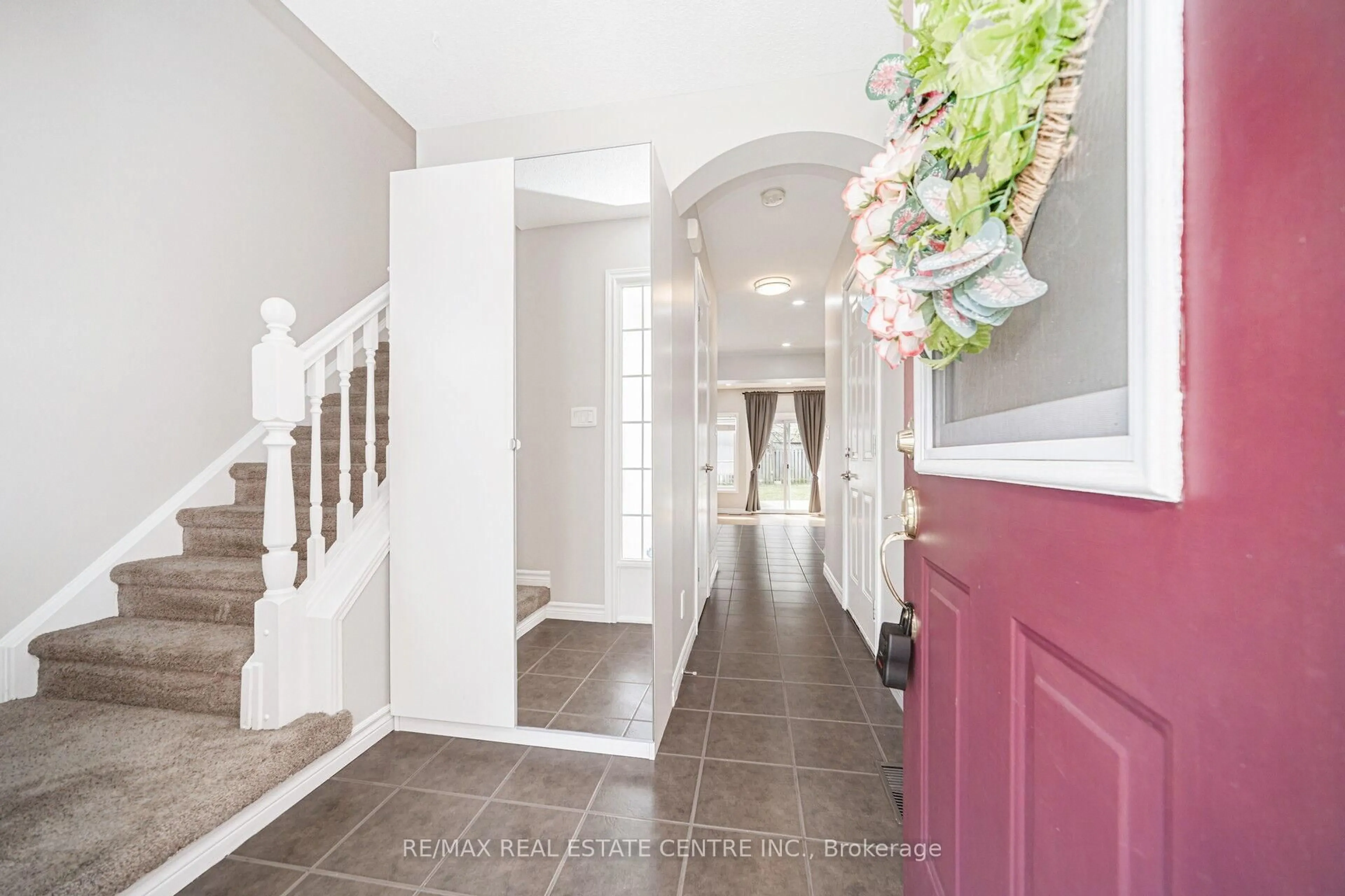 Indoor entryway for 95 HOUGHTON St, Cambridge Ontario N3C 4L2