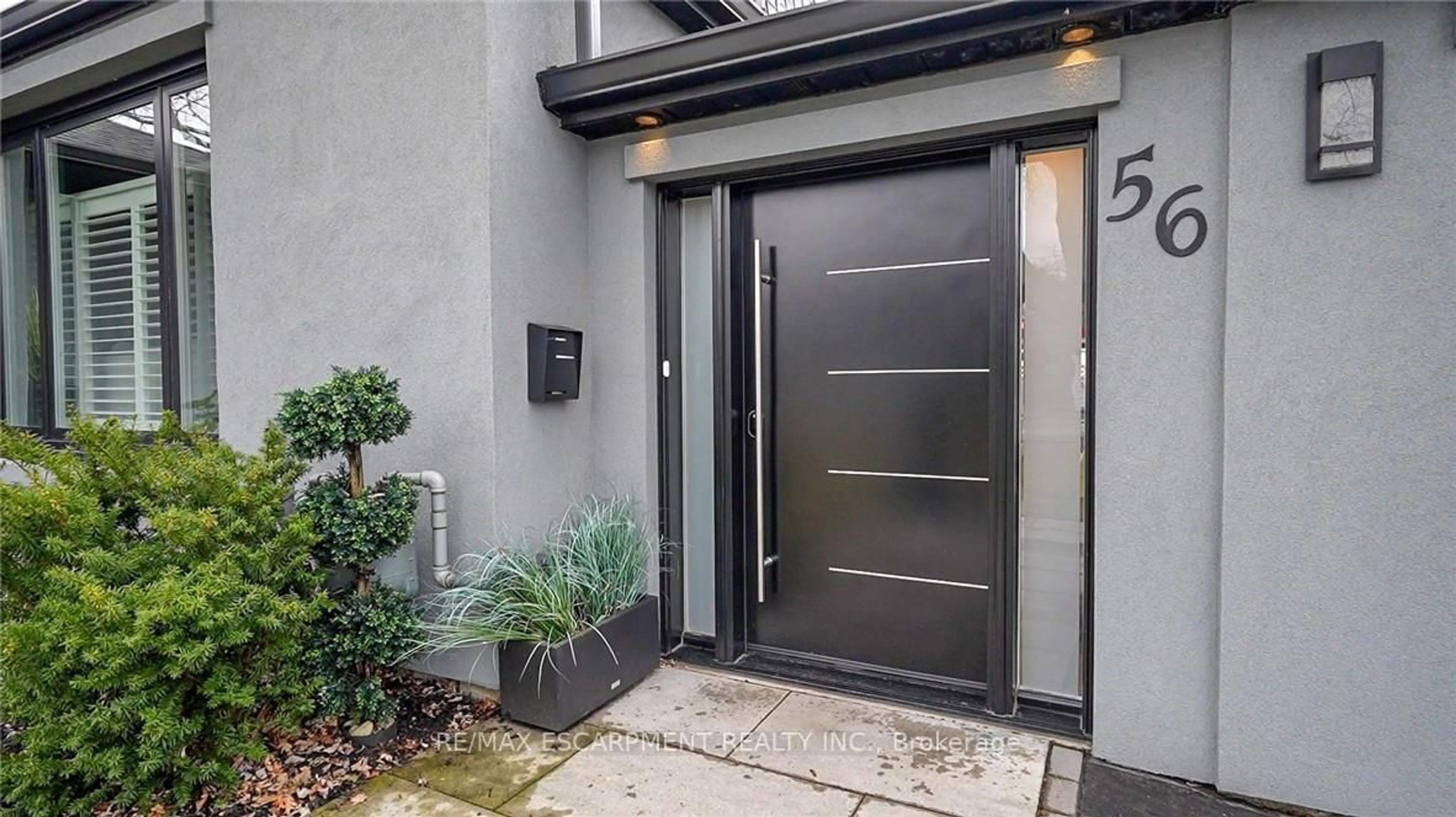 Indoor entryway for 56 Oakley Crt, Hamilton Ontario L9G 1T5