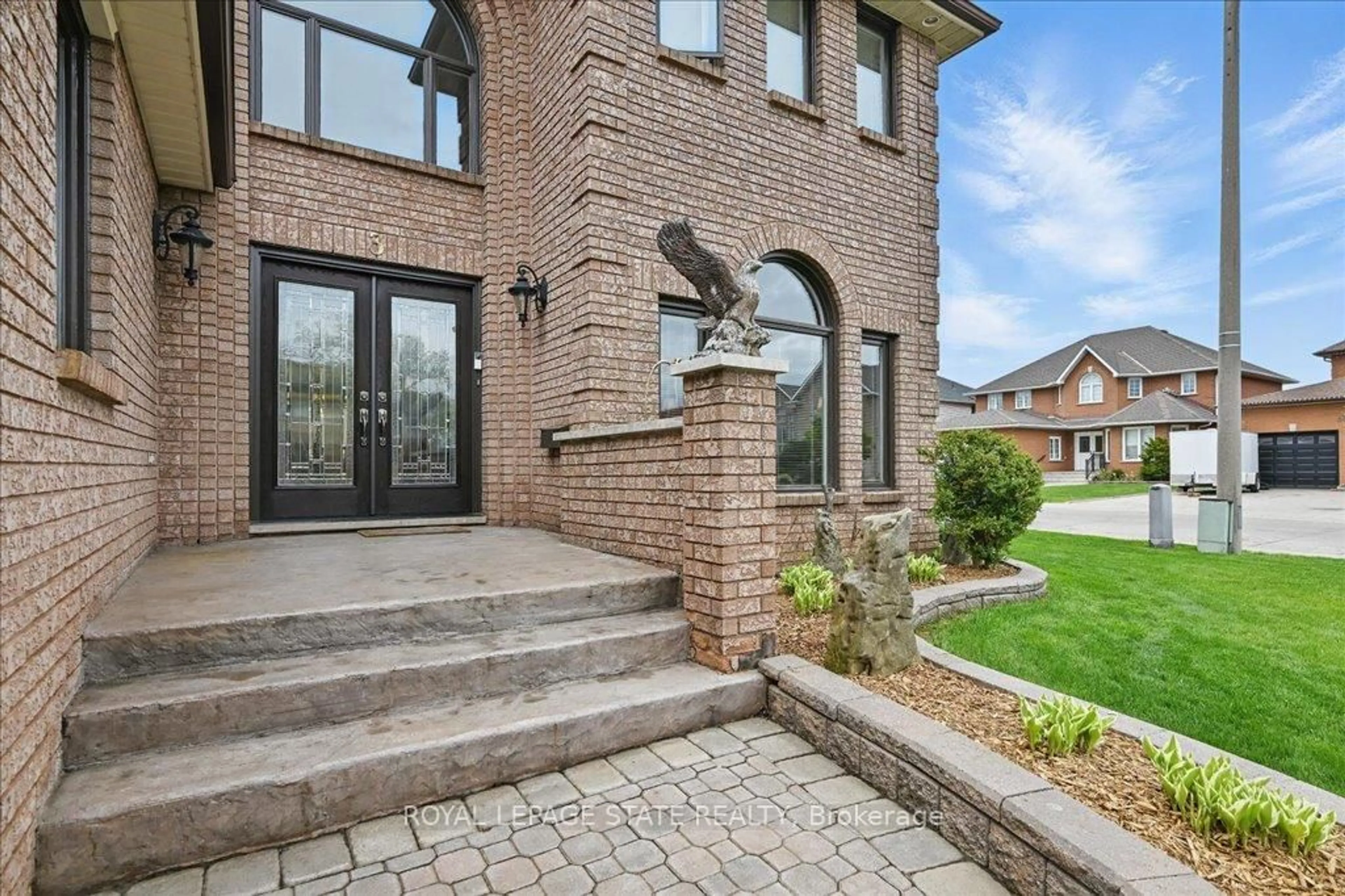 Home with brick exterior material, street for 3 Knights Crt, Hamilton Ontario L8T 4Z7