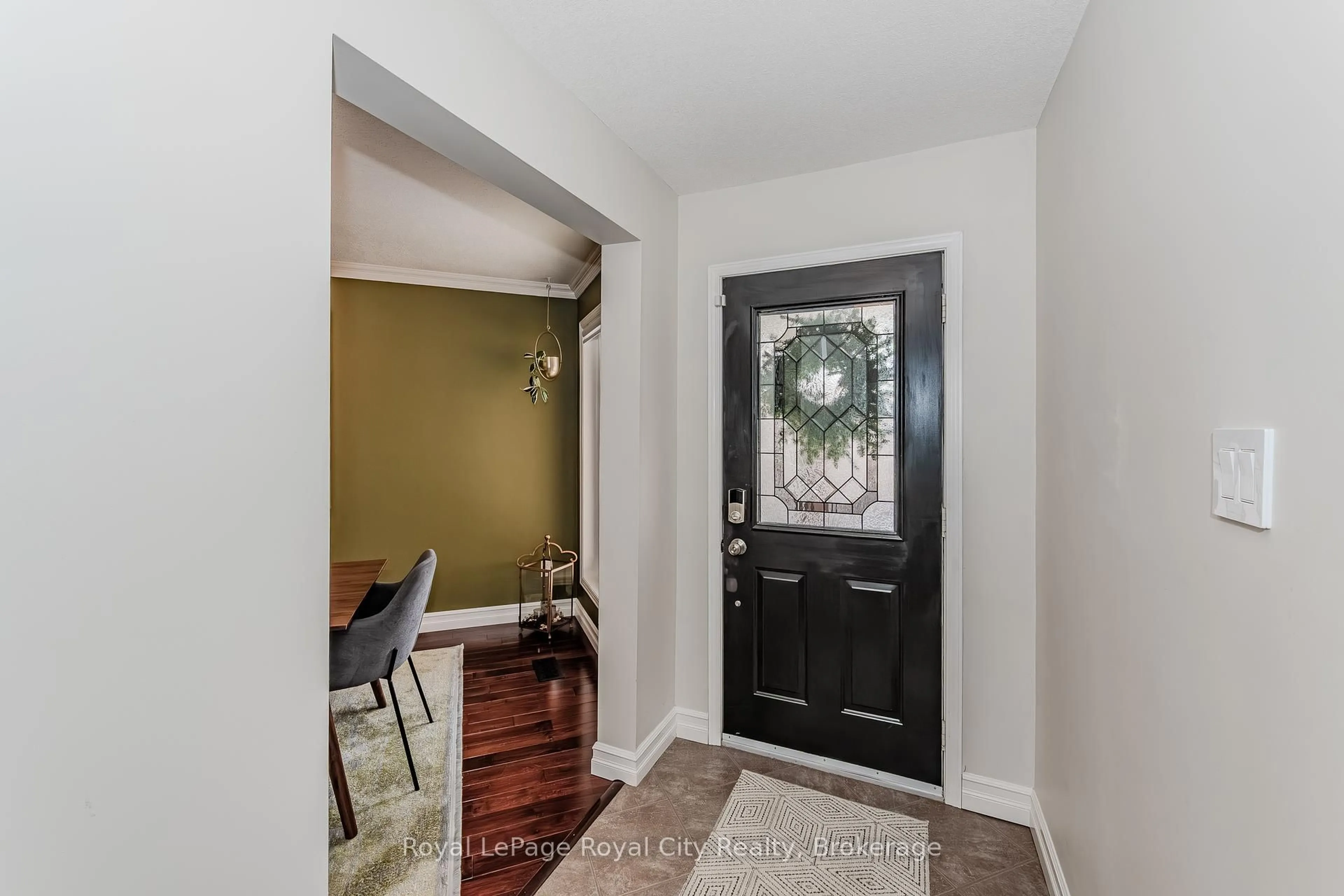 Indoor entryway for 7 Hill Tr, Guelph Ontario N1E 7C8