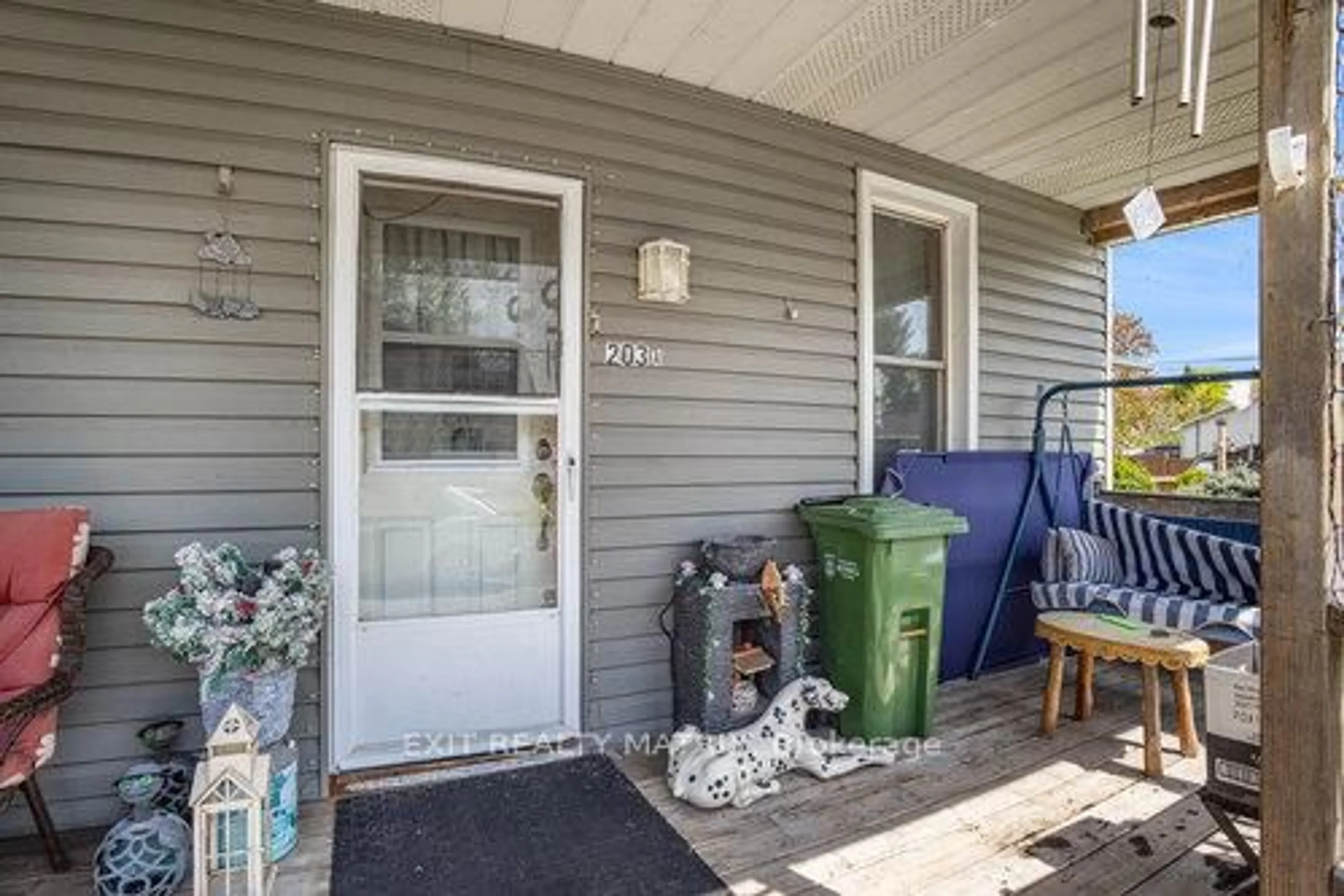Indoor entryway for 203 Castor St, Russell Ontario K4R 1C7