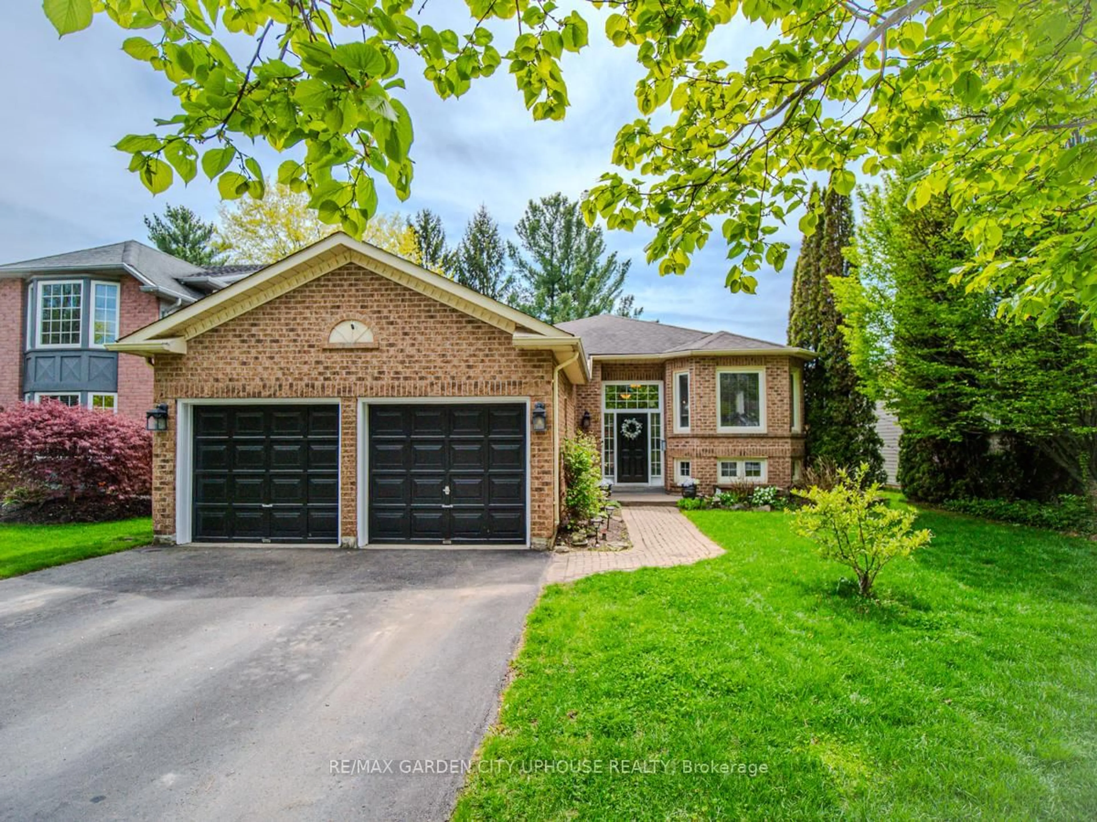 Home with brick exterior material, street for 20 WOODSIDE Sq, Pelham Ontario L0S 1E4