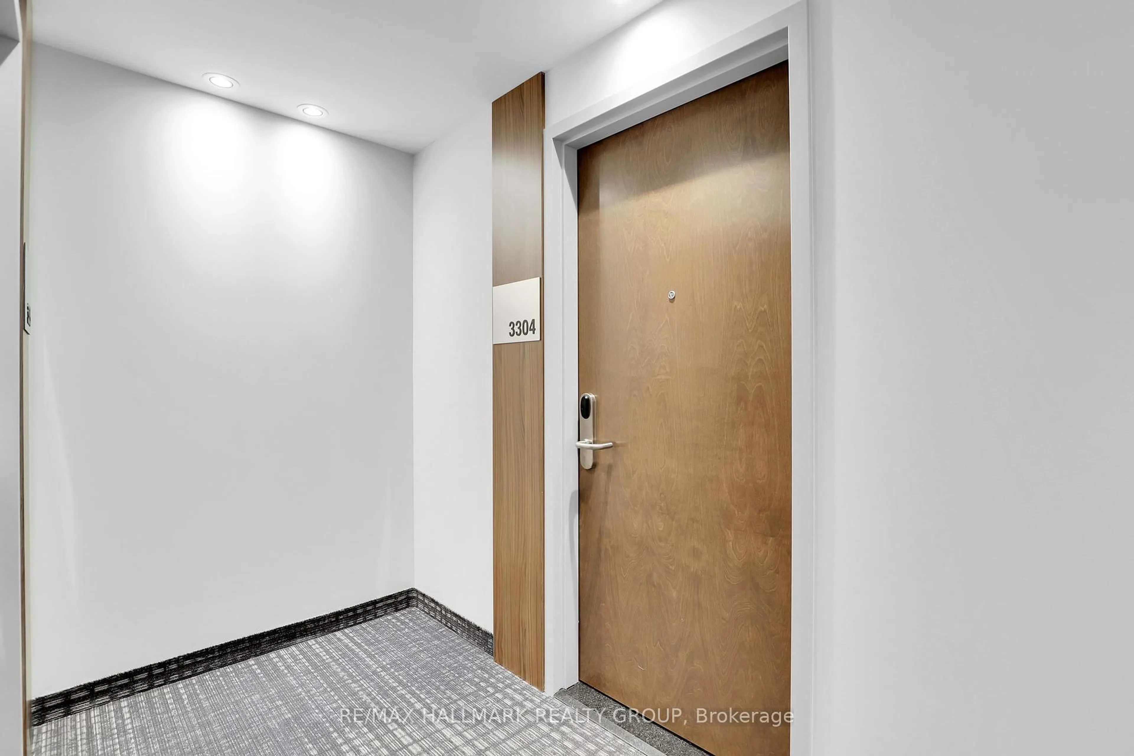 Indoor foyer for 805 CARLING Ave #3304, Ottawa Ontario K1Z 7L1