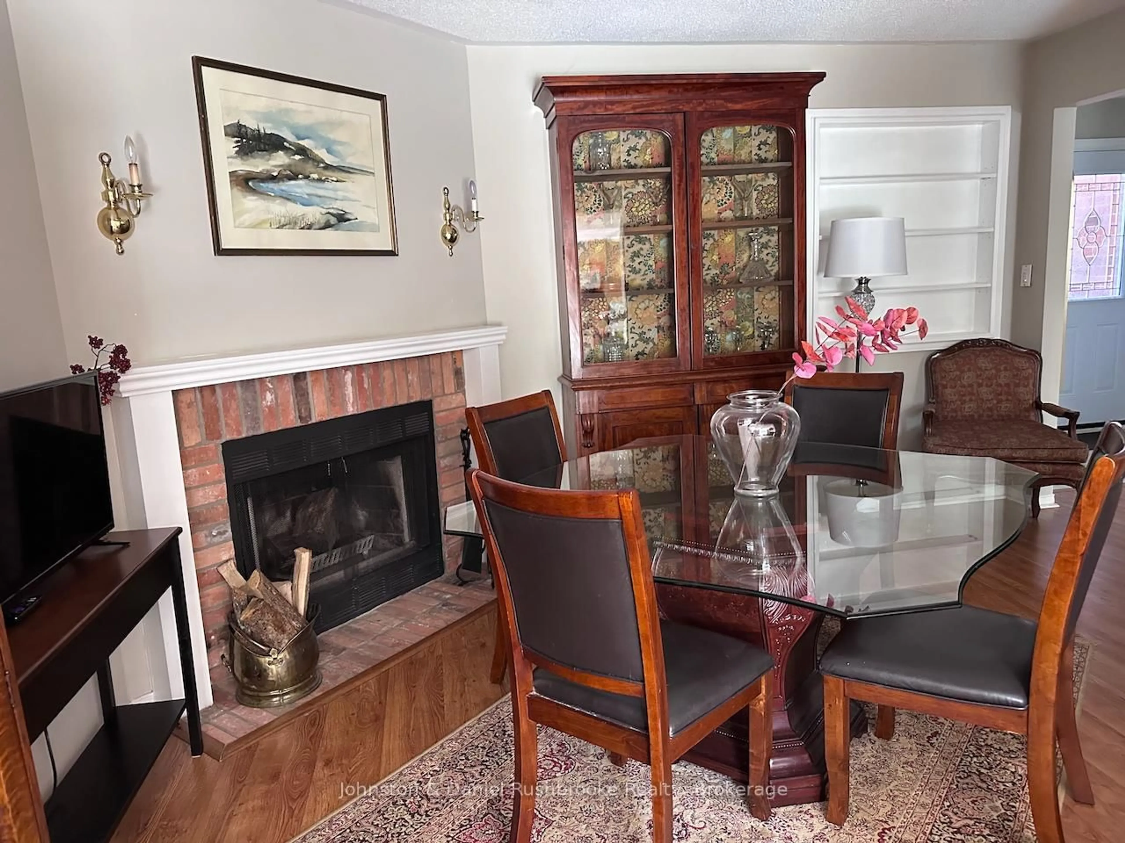 Dining room, wood/laminate floor for 93 Shoreline Dr, Bracebridge Ontario P1L 1Z4