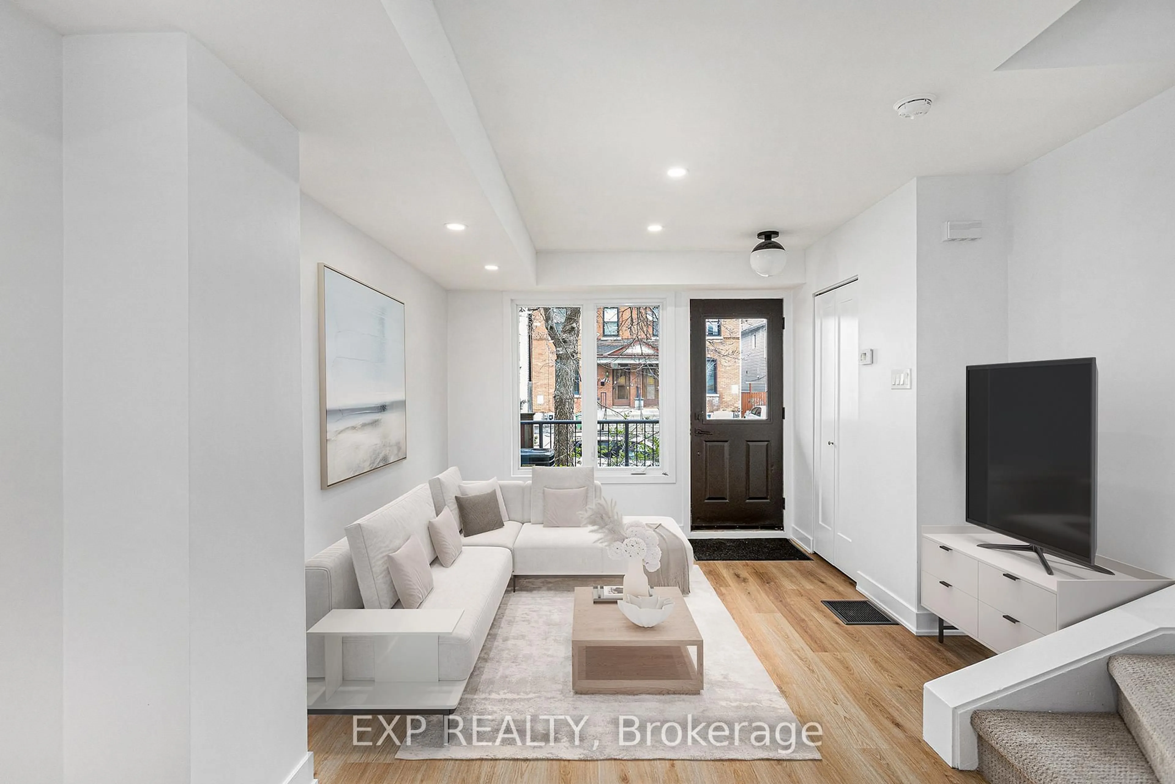Indoor entryway for 162 Rochester St, Ottawa Ontario K1R 7M4