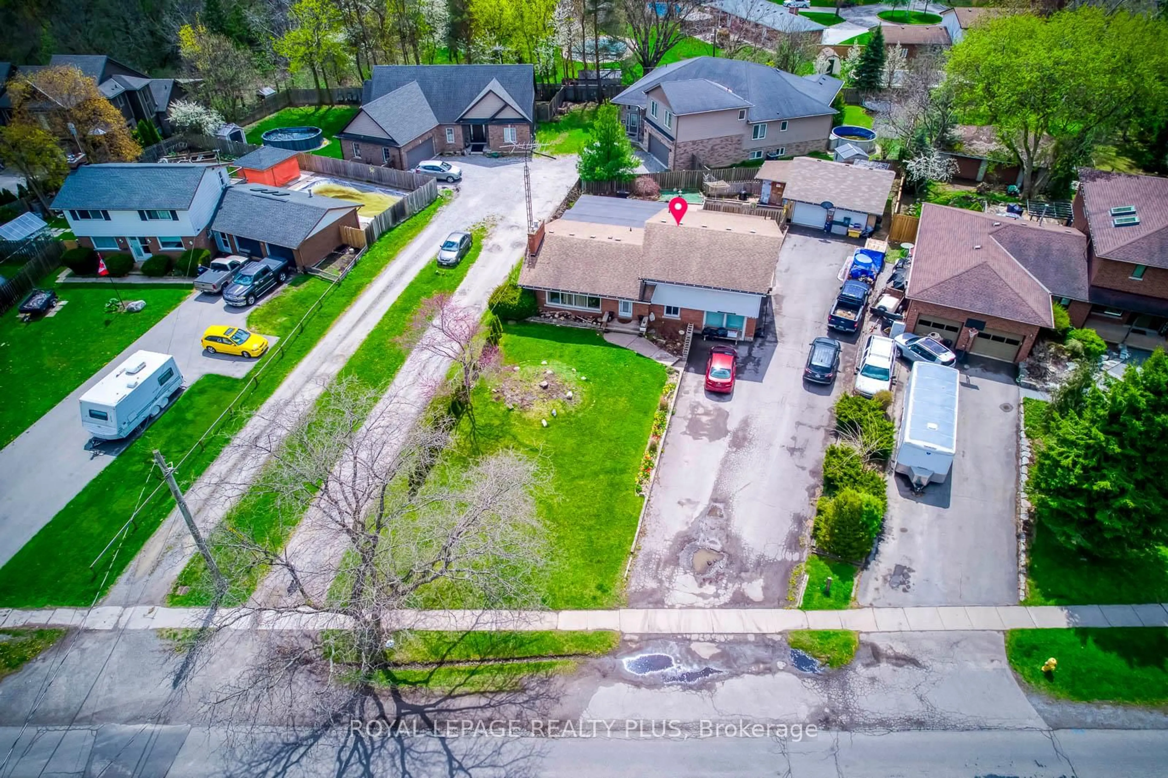 A pic from outside/outdoor area/front of a property/back of a property/a pic from drone, street for 128 PARNELL Rd, St. Catharines Ontario L2M 1V4