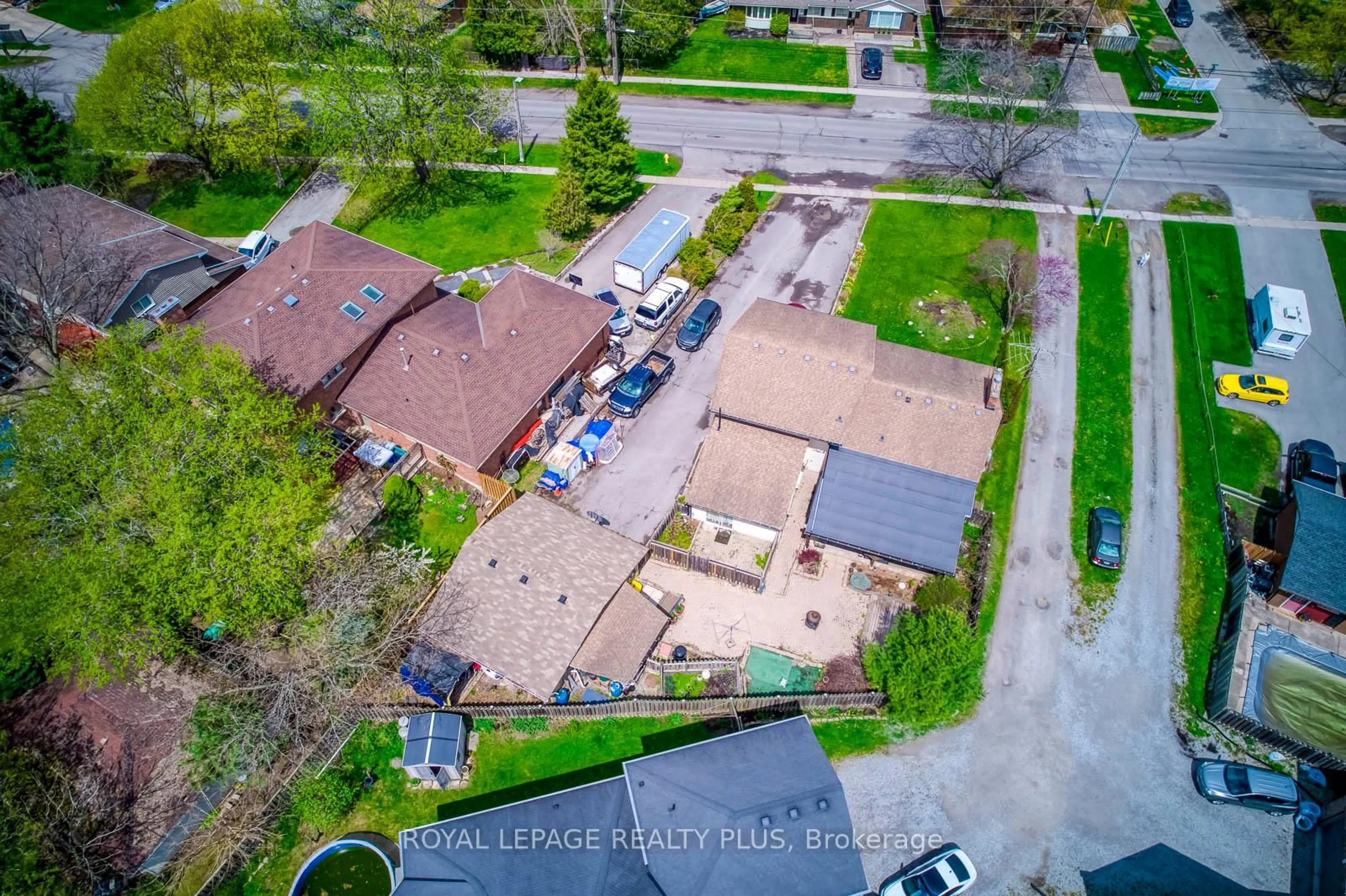A pic from outside/outdoor area/front of a property/back of a property/a pic from drone, street for 128 PARNELL Rd, St. Catharines Ontario L2M 1V4