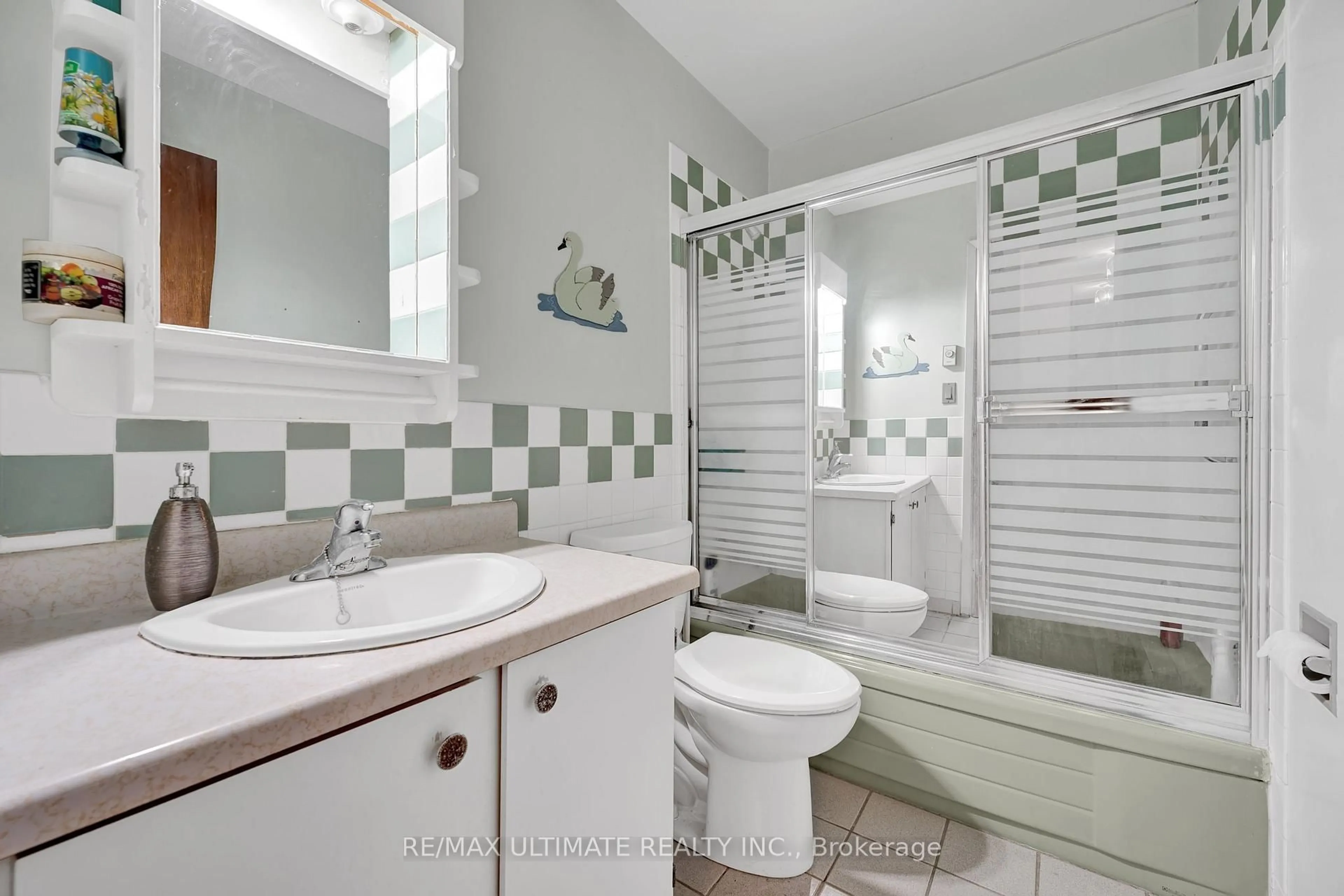 Standard bathroom, ceramic/tile floor for 207 North Park St #D, Belleville Ontario K8P 4T9