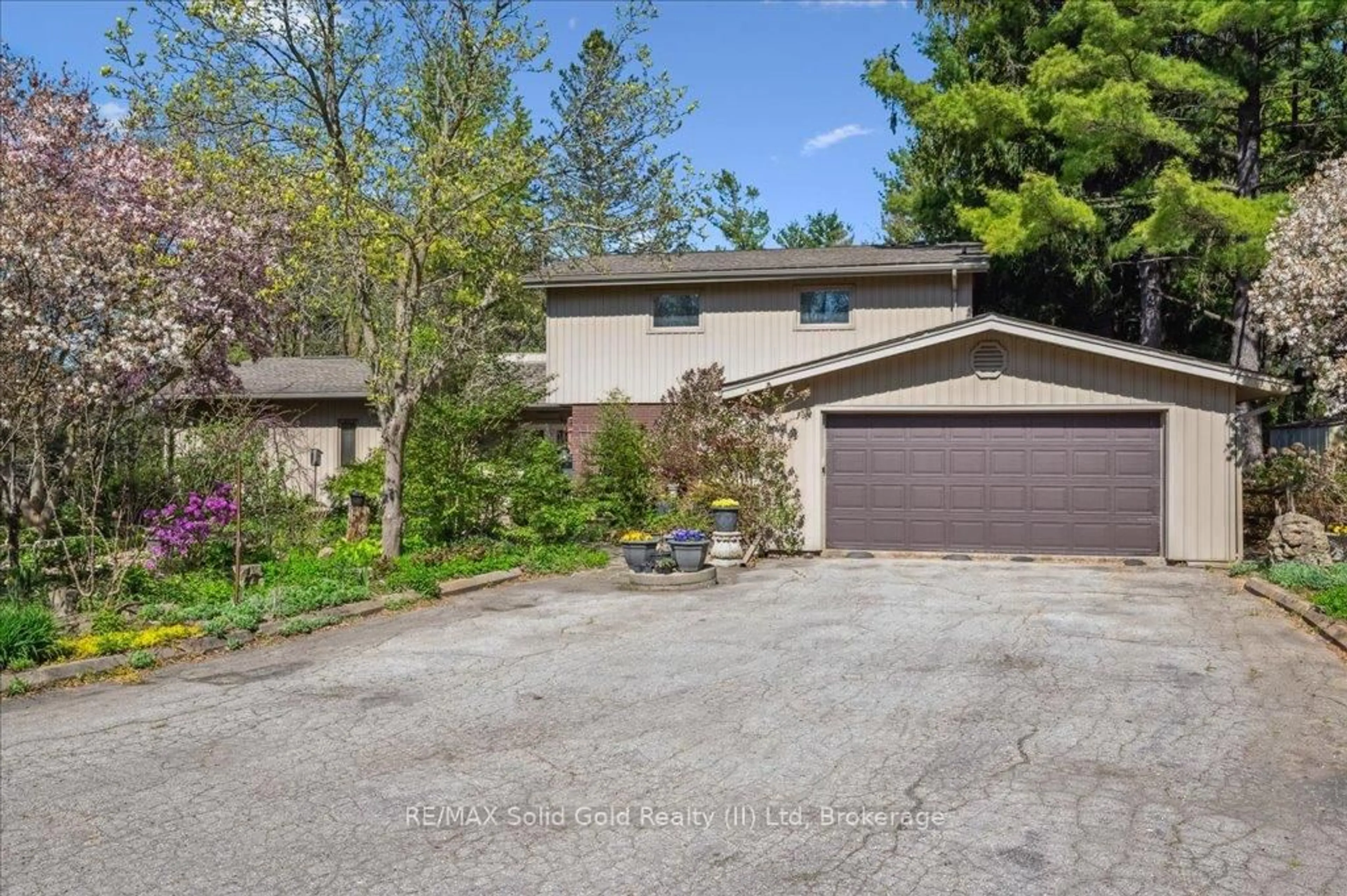A pic from outside/outdoor area/front of a property/back of a property/a pic from drone, unknown for 111 Grandview Dr, Woolwich Ontario N0B 1N0