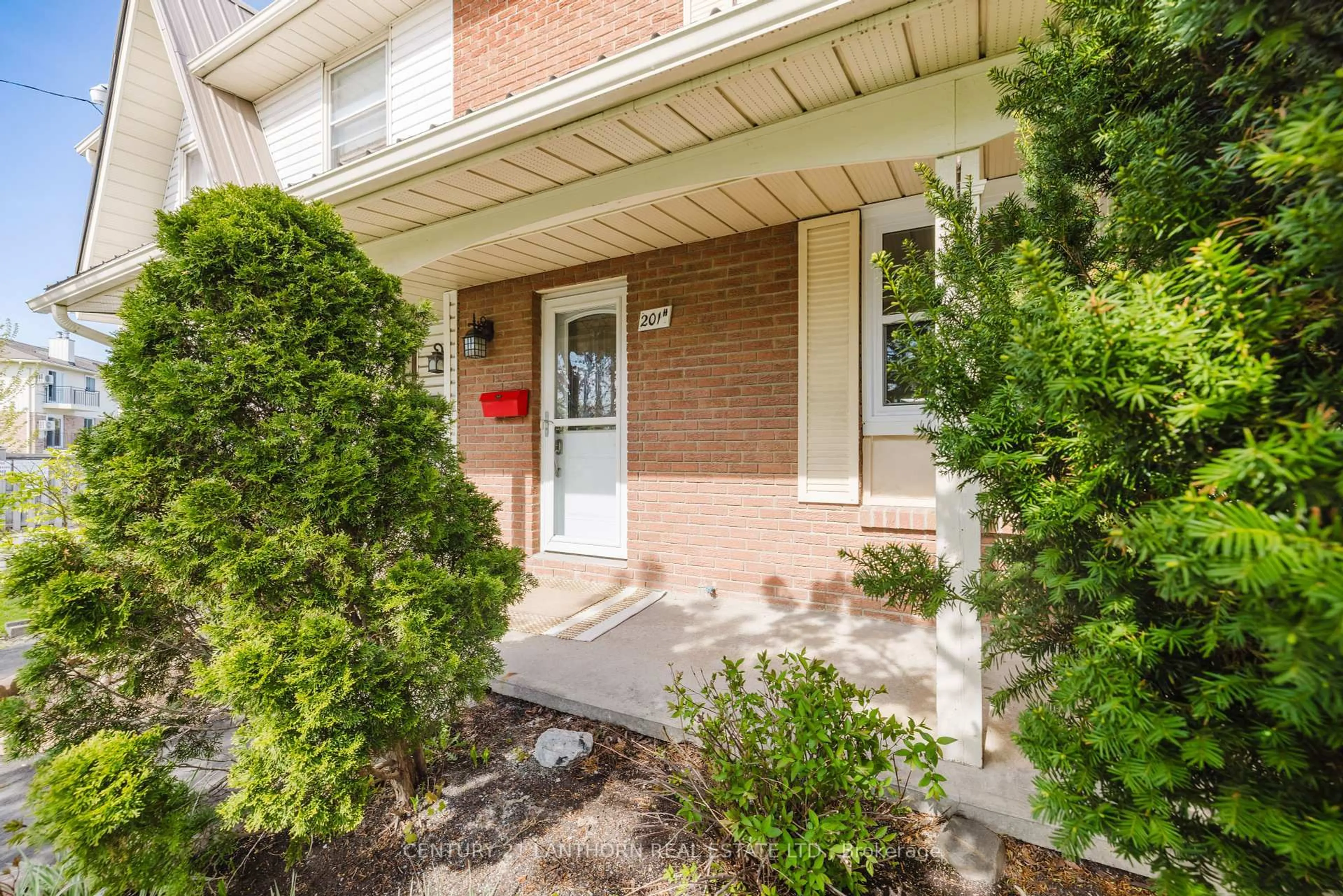 Indoor entryway for 201 North Park St #H, Belleville Ontario K8P 4T9