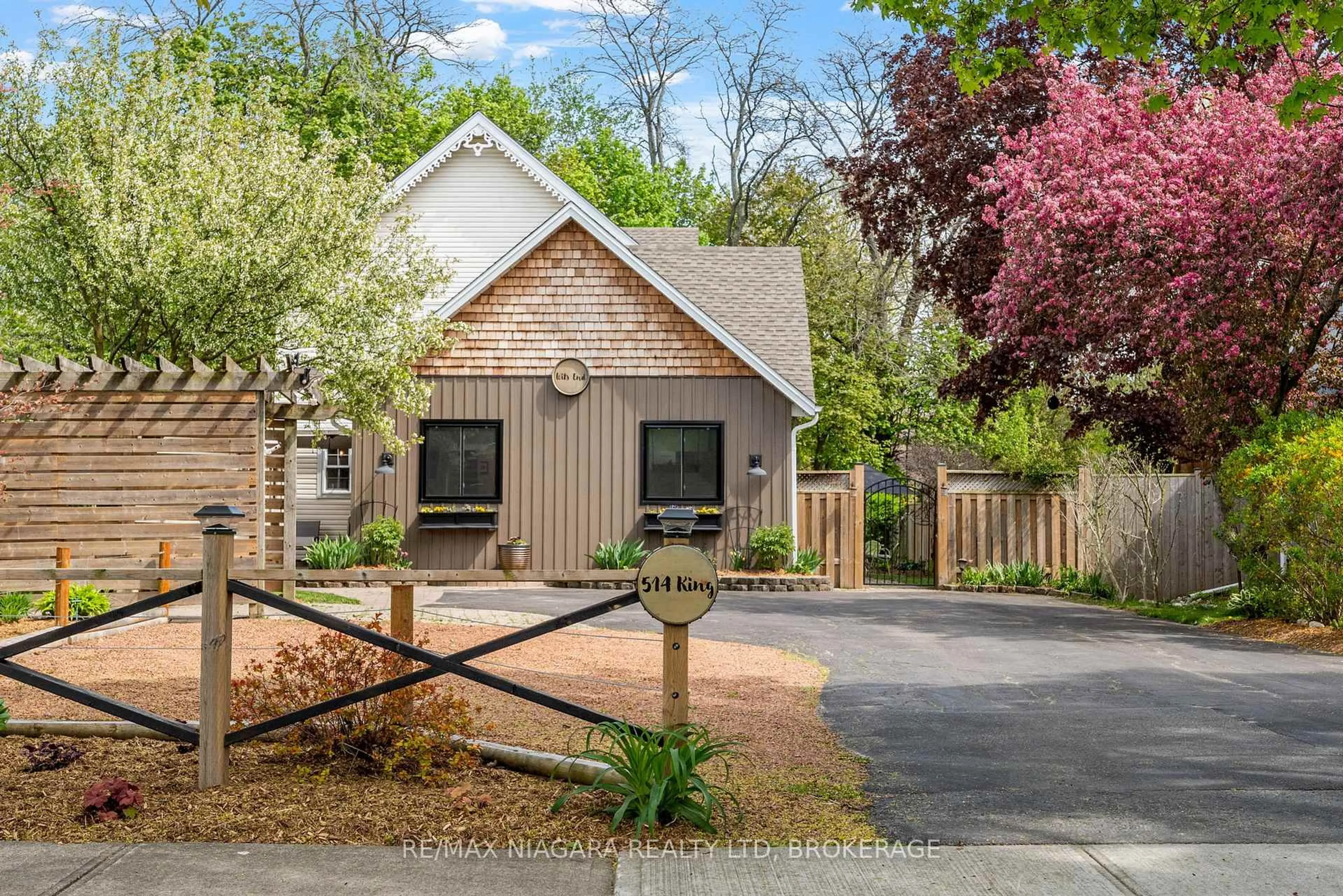 Home with brick exterior material, street for 514 King St, Niagara-on-the-Lake Ontario L0S 1J0