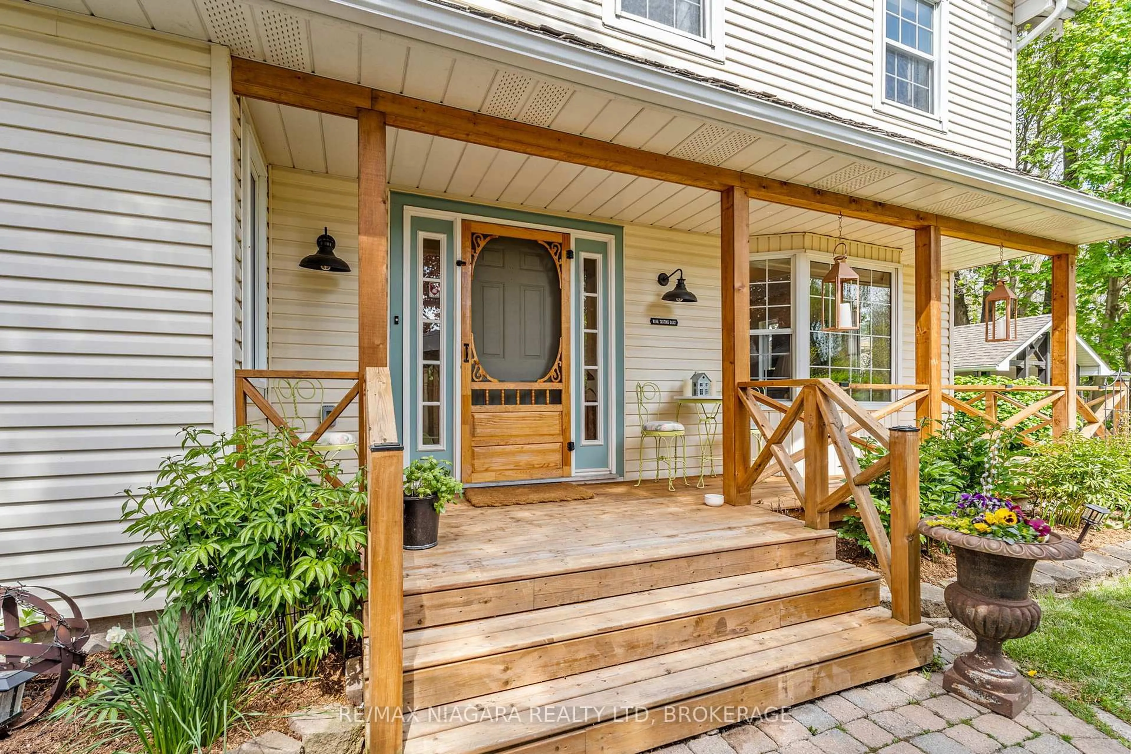 Indoor entryway for 514 King St, Niagara-on-the-Lake Ontario L0S 1J0