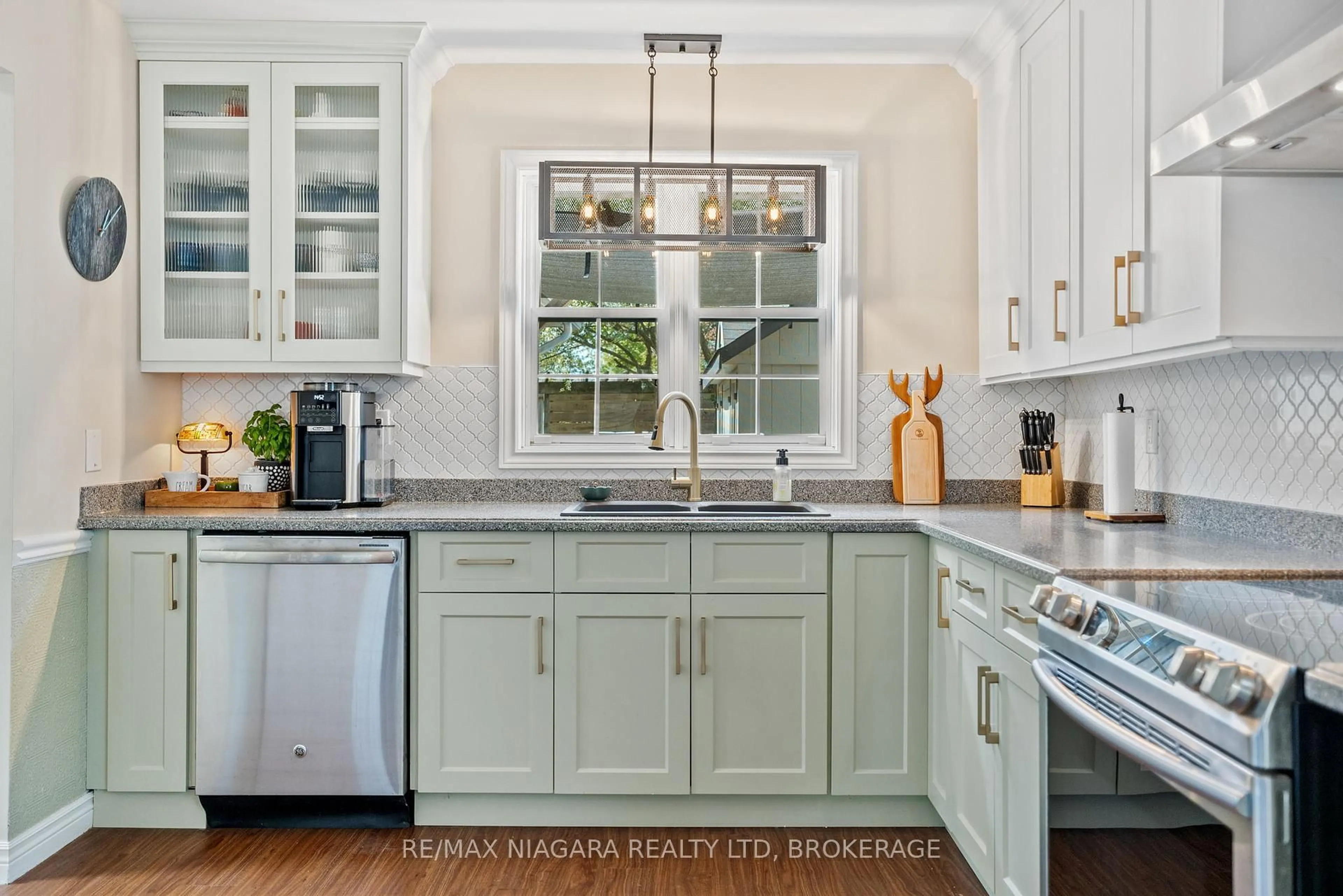 Open concept kitchen, ceramic/tile floor for 514 King St, Niagara-on-the-Lake Ontario L0S 1J0