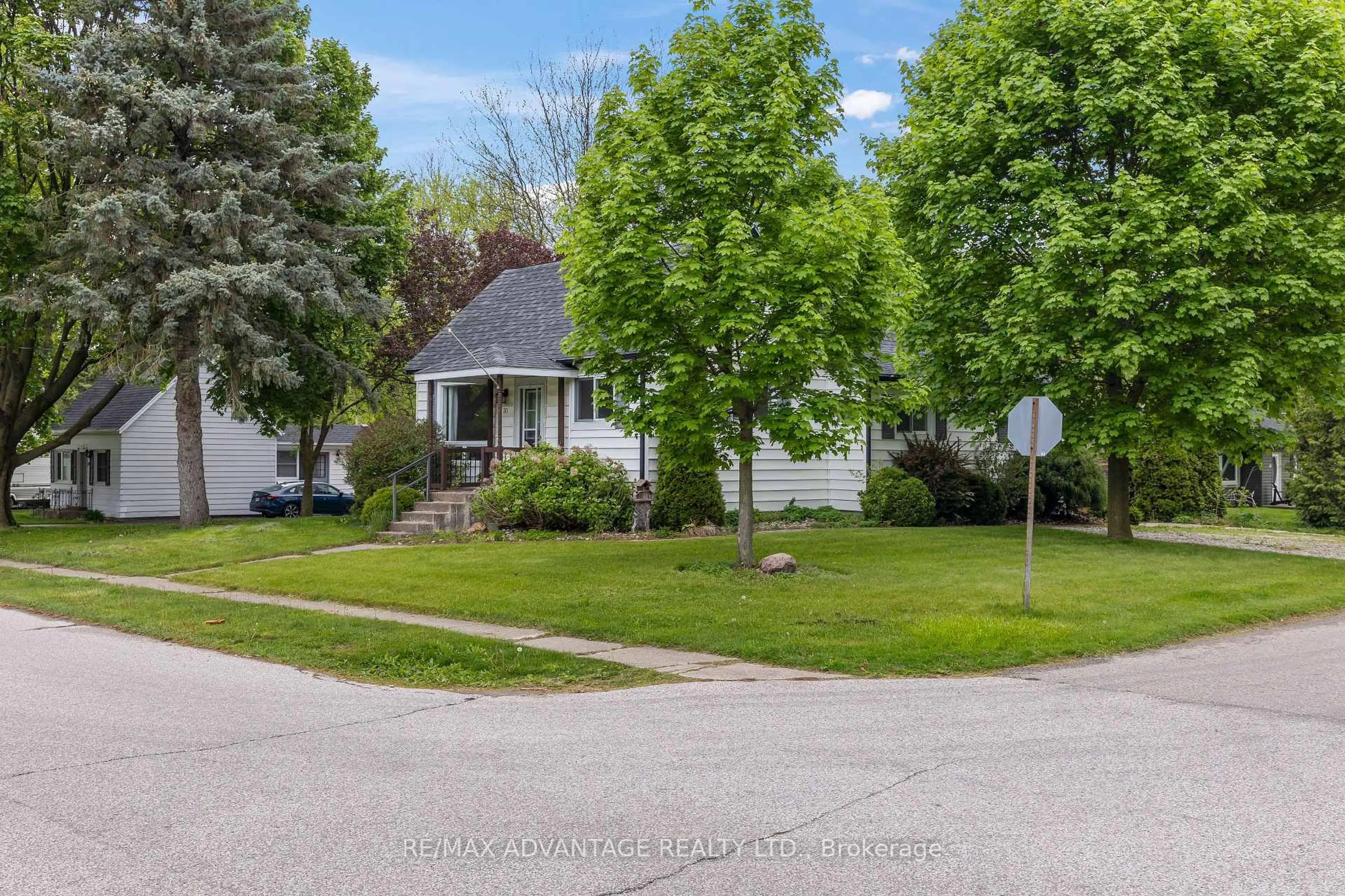 A pic from outside/outdoor area/front of a property/back of a property/a pic from drone, street for 30 Broadway St, Chatham-Kent Ontario N0P 2C0