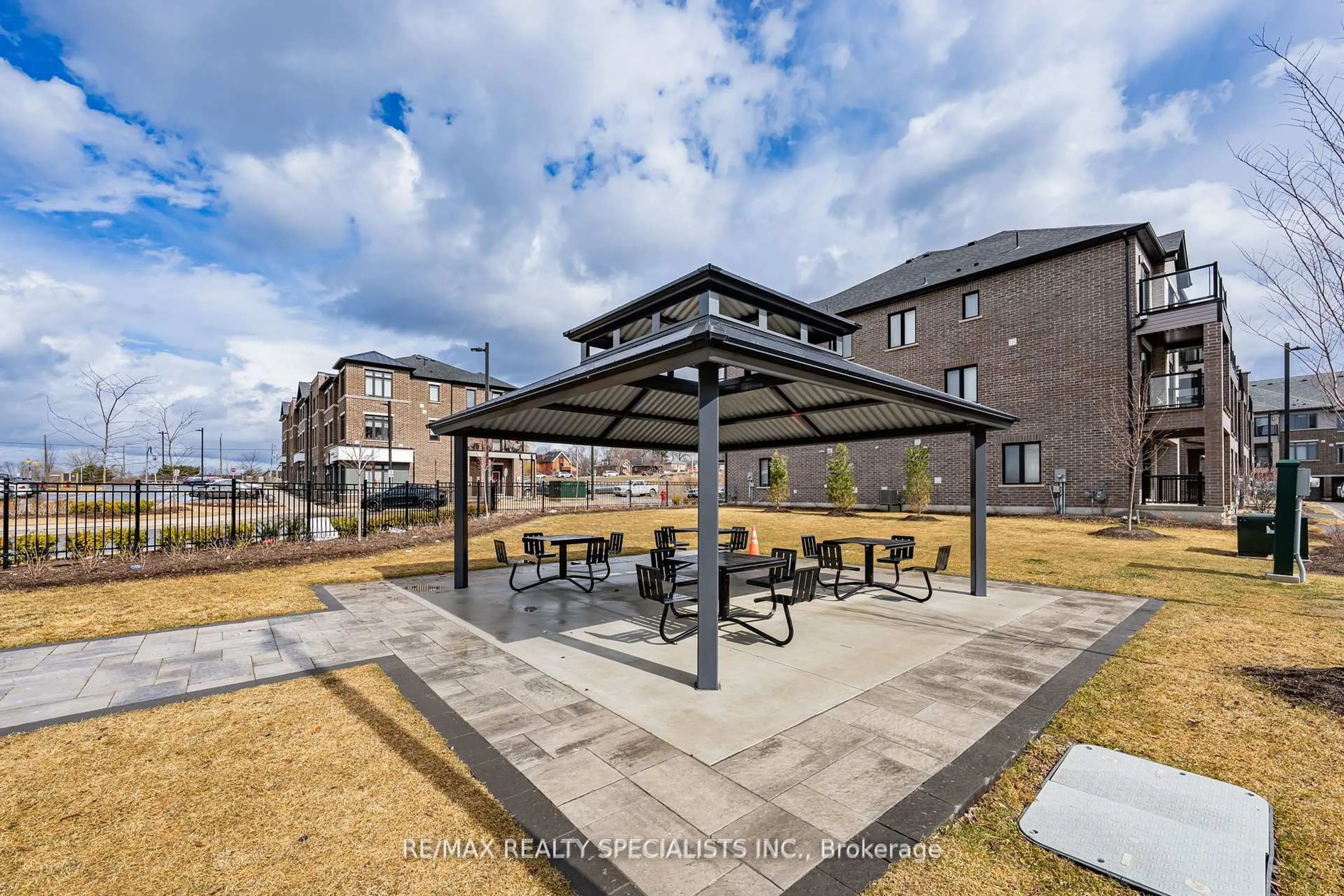 Patio, unknown for 585 Colborne St #810, Brantford Ontario N3S 3M7