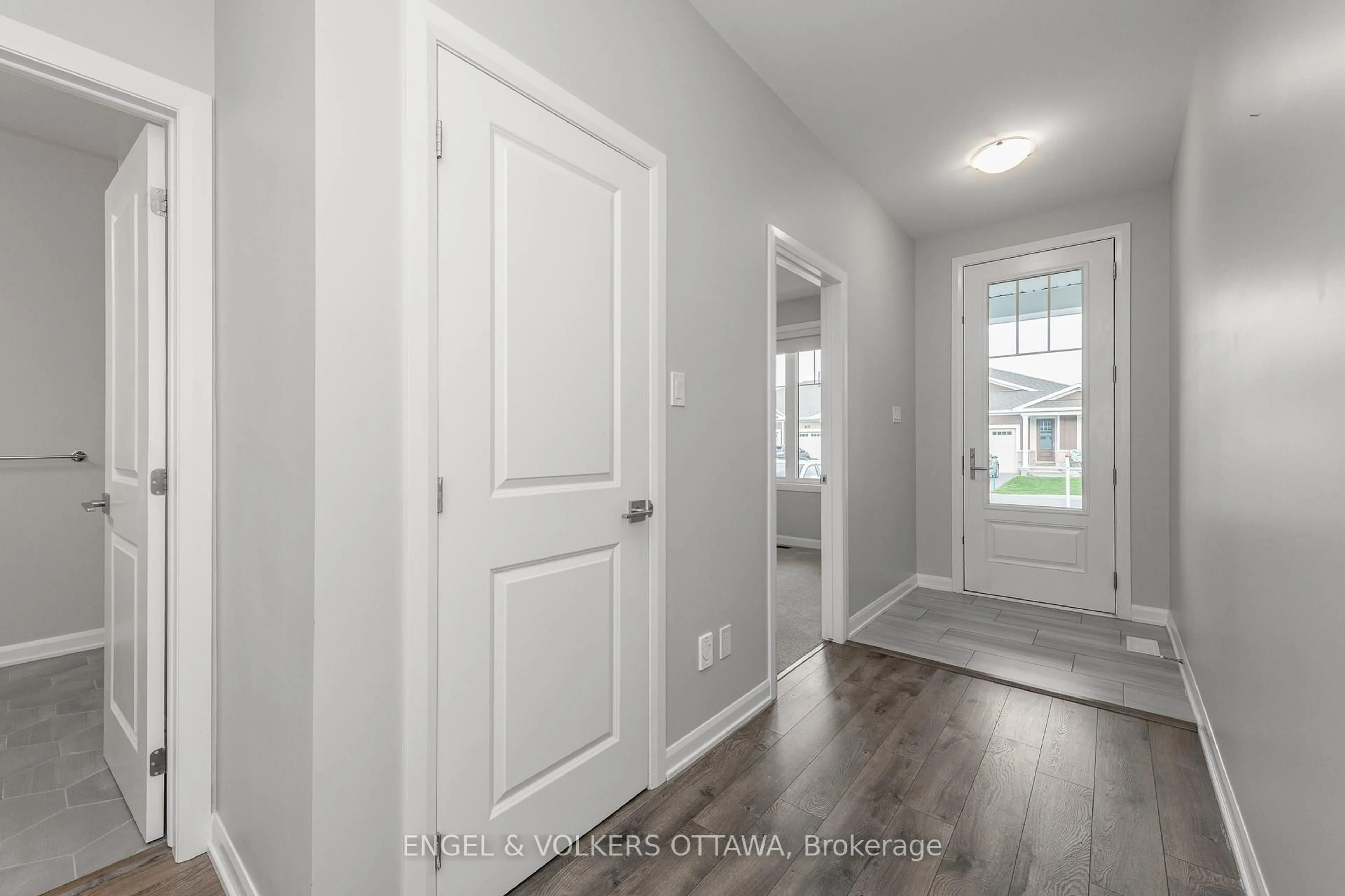 Indoor entryway for 779 Coast Circ, Ottawa Ontario K4M 0E9