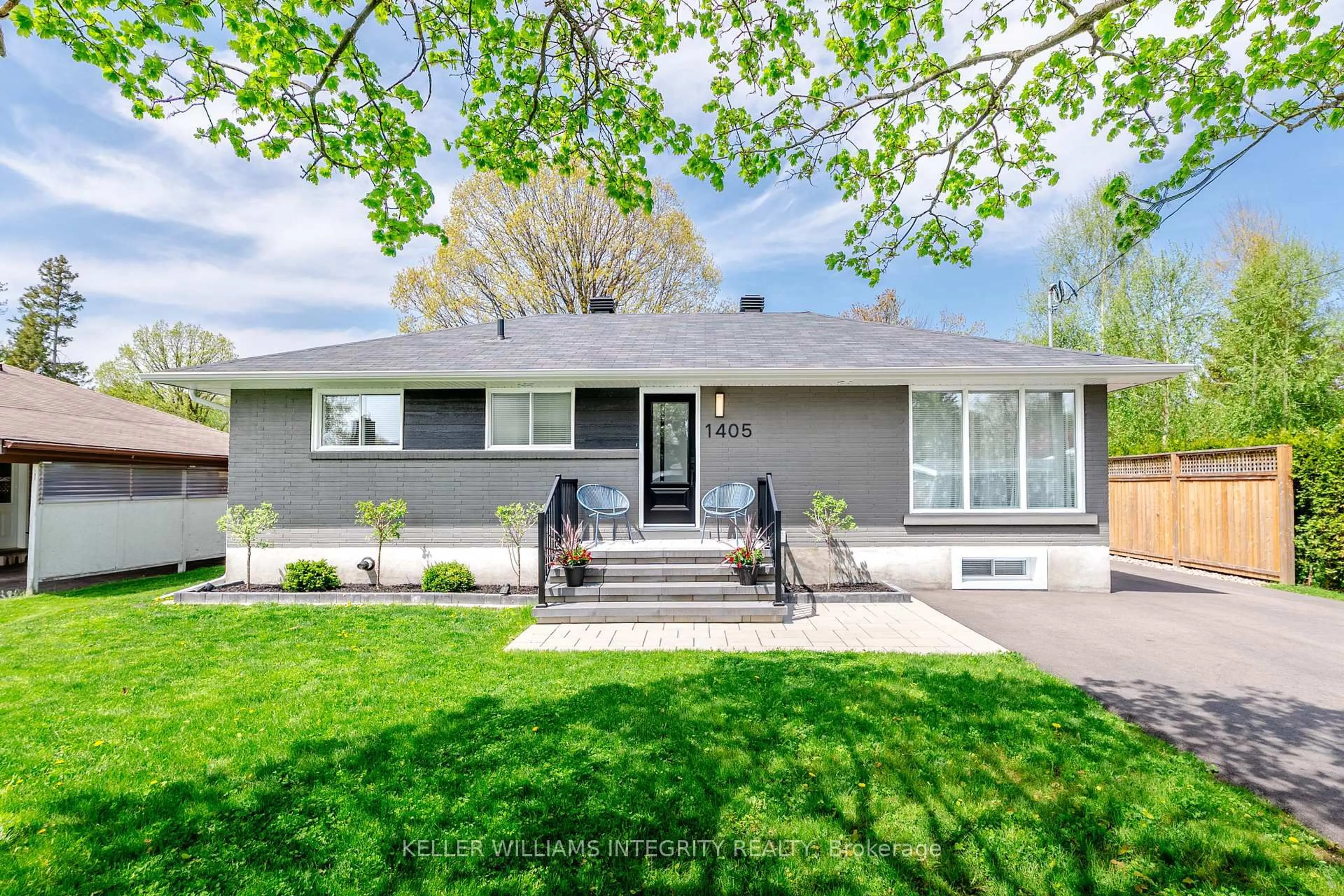 Home with vinyl exterior material, street for 1405 Joyce St, Cornwall Ontario K6J 1Y4