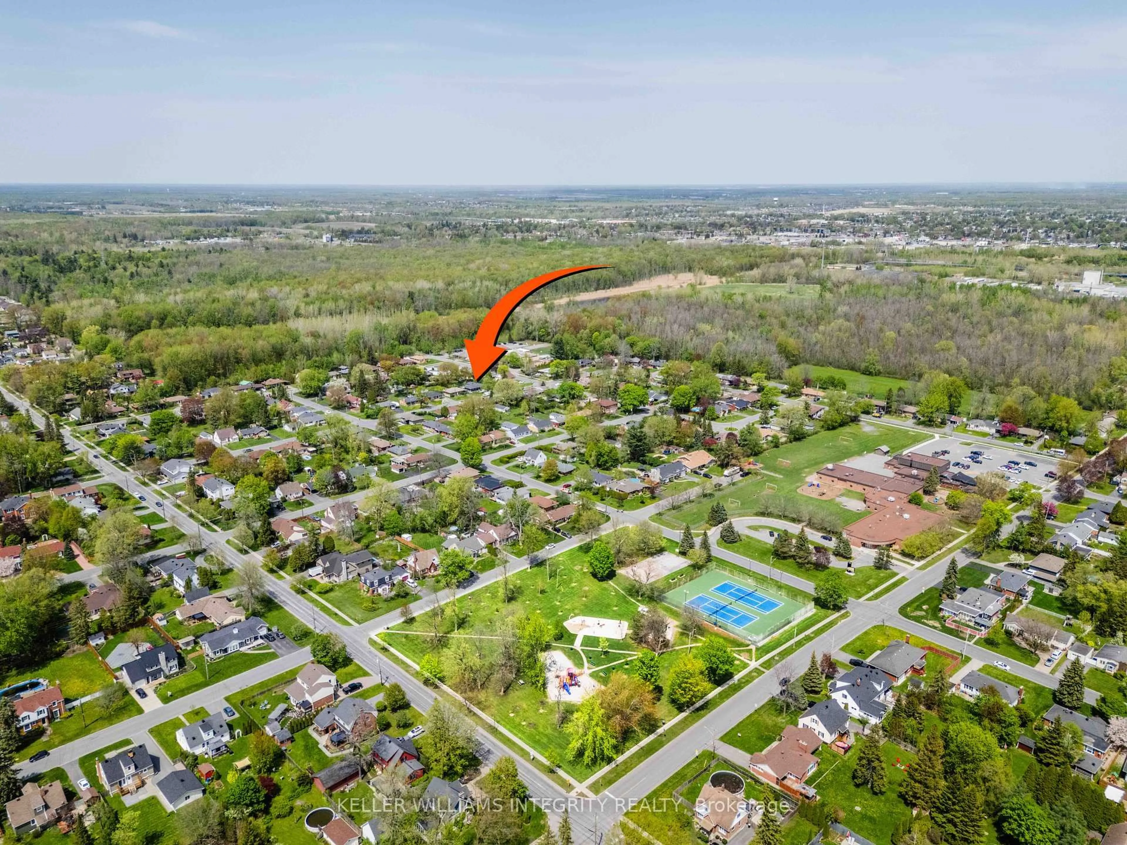 A pic from outside/outdoor area/front of a property/back of a property/a pic from drone, unknown for 1405 Joyce St, Cornwall Ontario K6J 1Y4
