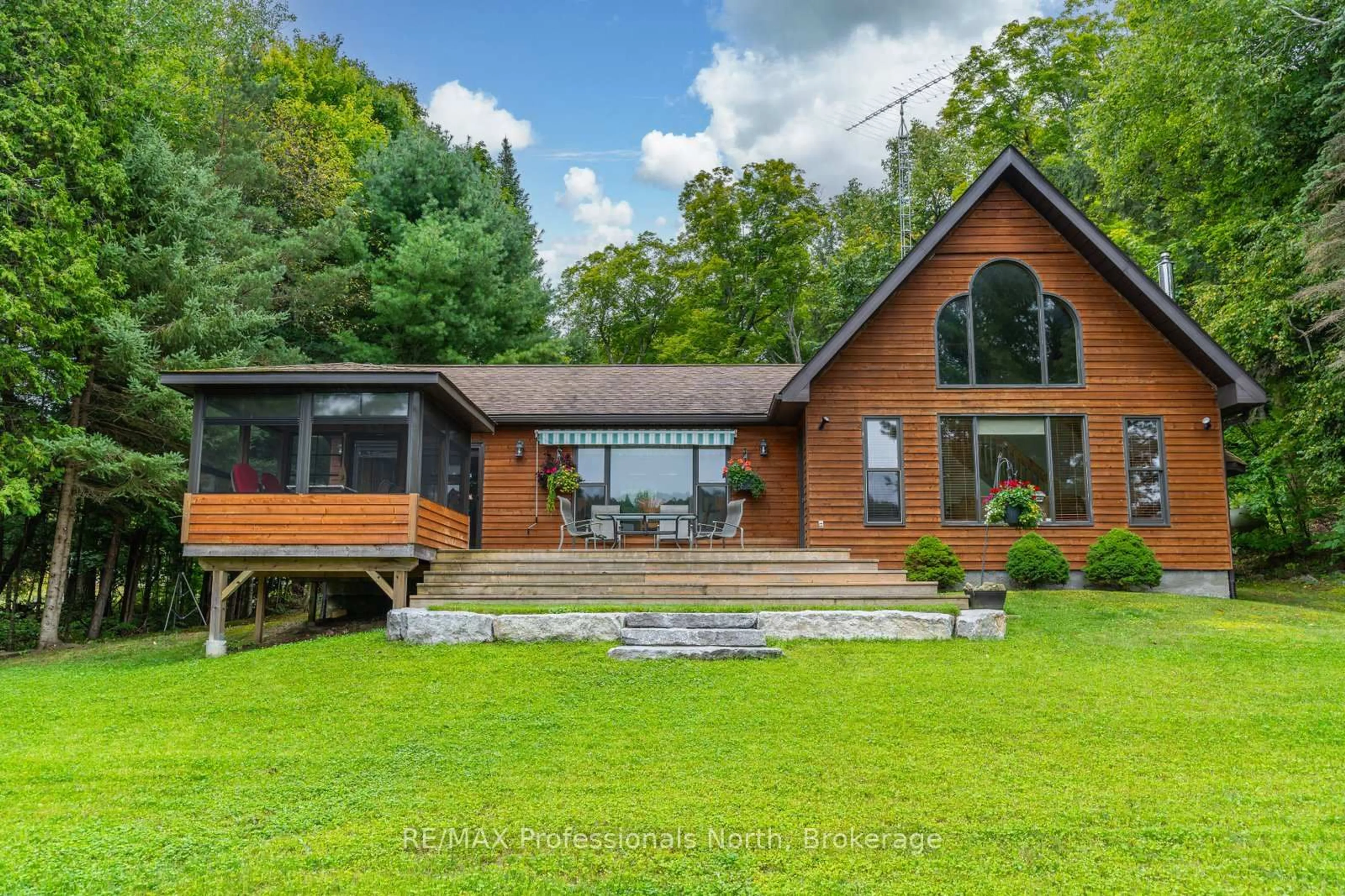 Home with brick exterior material, water/lake/river/ocean view for 1076 Hough Lane, Dysart et al Ontario K0M 1S0
