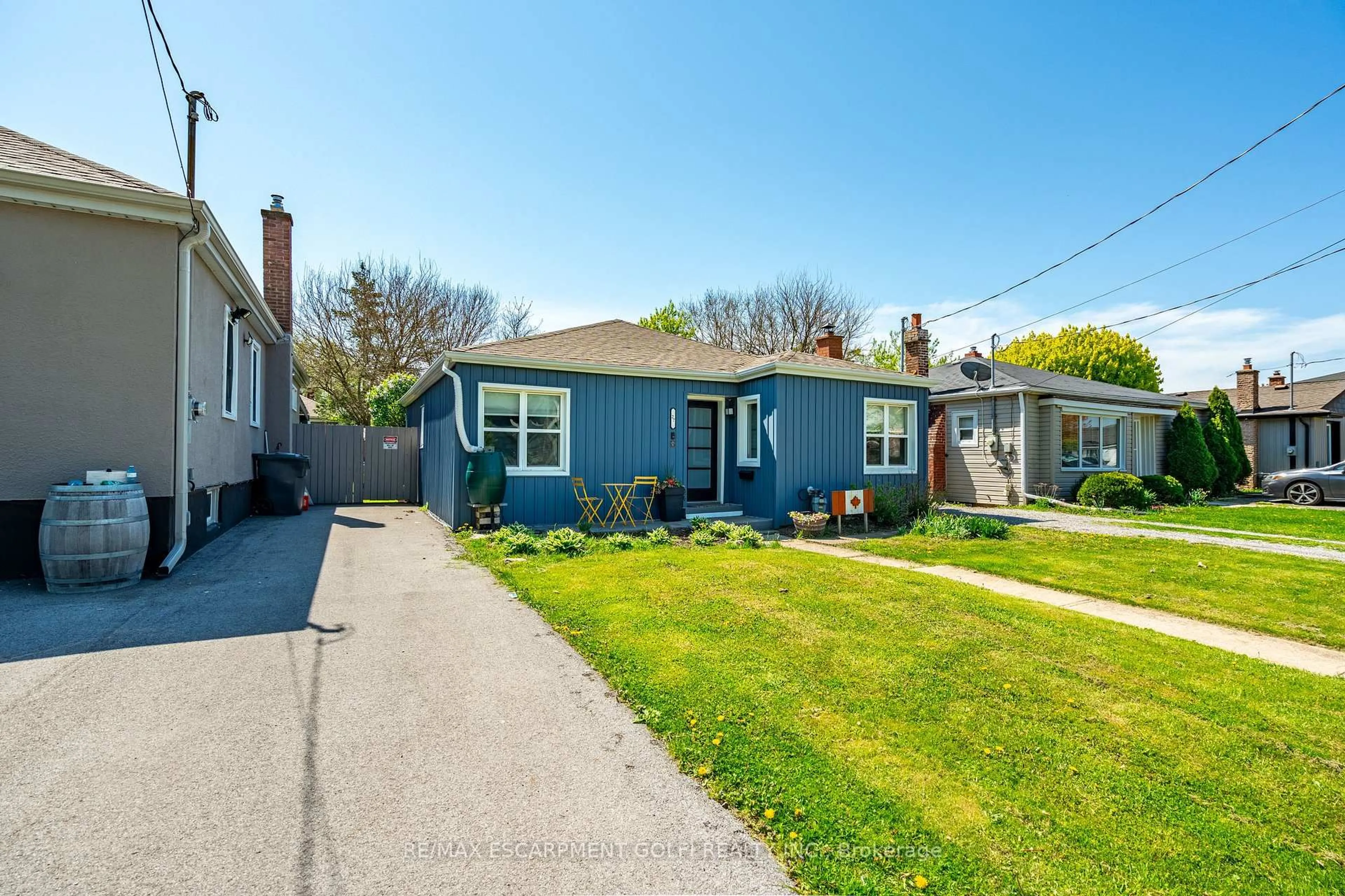 A pic from outside/outdoor area/front of a property/back of a property/a pic from drone, street for 27 Grapeview Dr, St. Catharines Ontario L2S 2W4