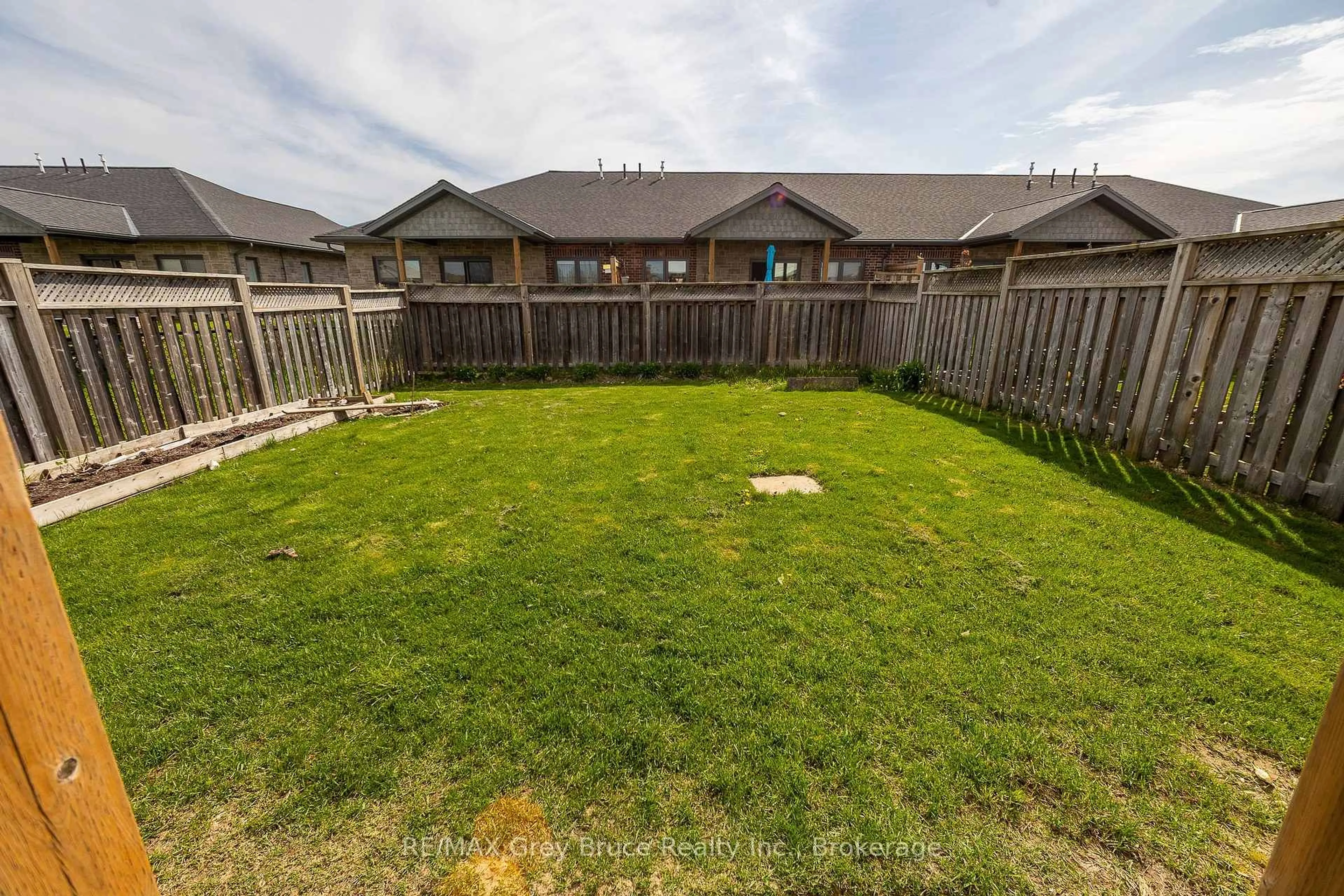 A pic from outside/outdoor area/front of a property/back of a property/a pic from drone, unknown for 1487 14th Ave, Owen Sound Ontario N4K 0A1