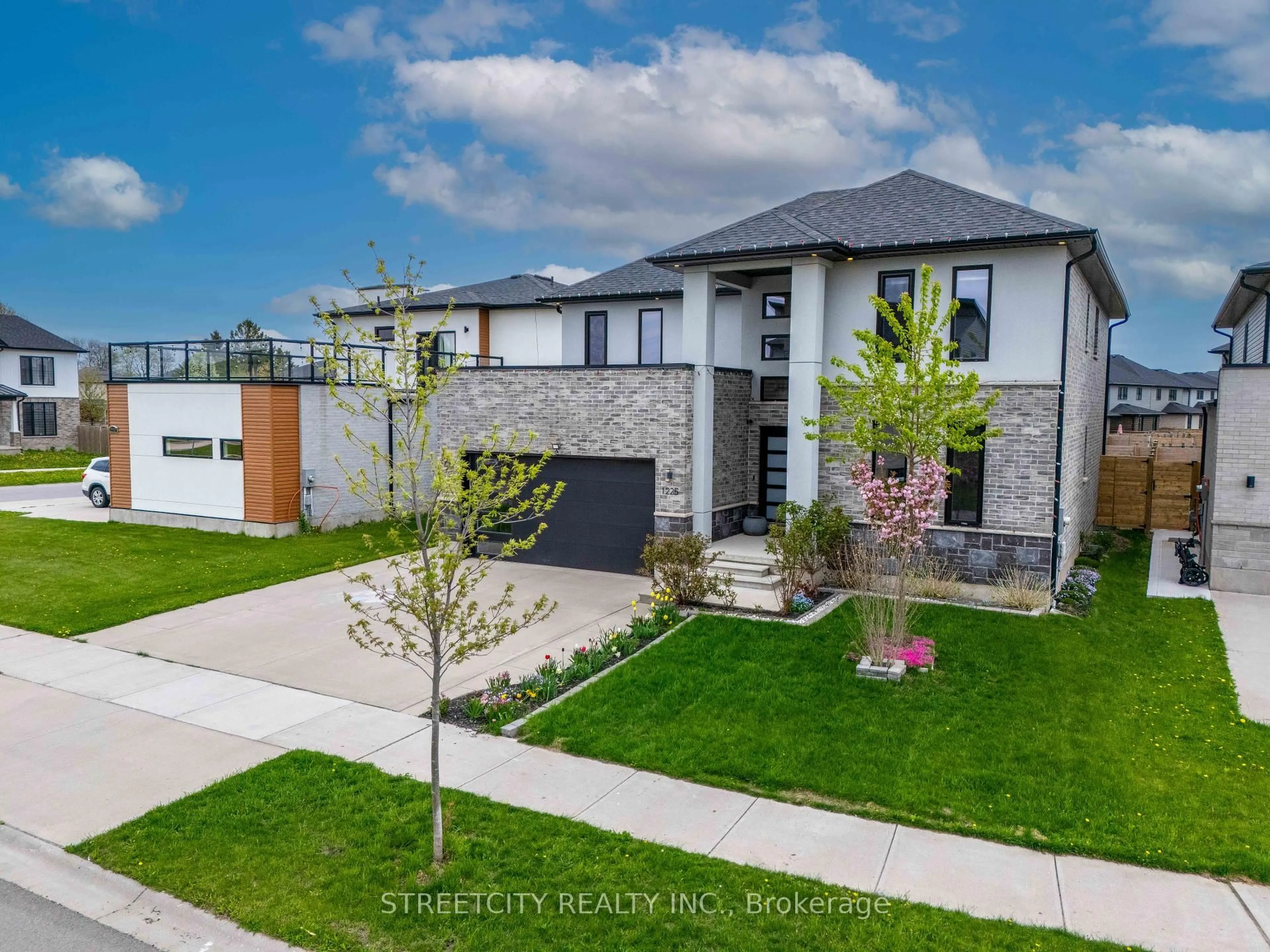 A pic from outside/outdoor area/front of a property/back of a property/a pic from drone, street for 1225 Silverfox Dr, London North Ontario N6G 0V8