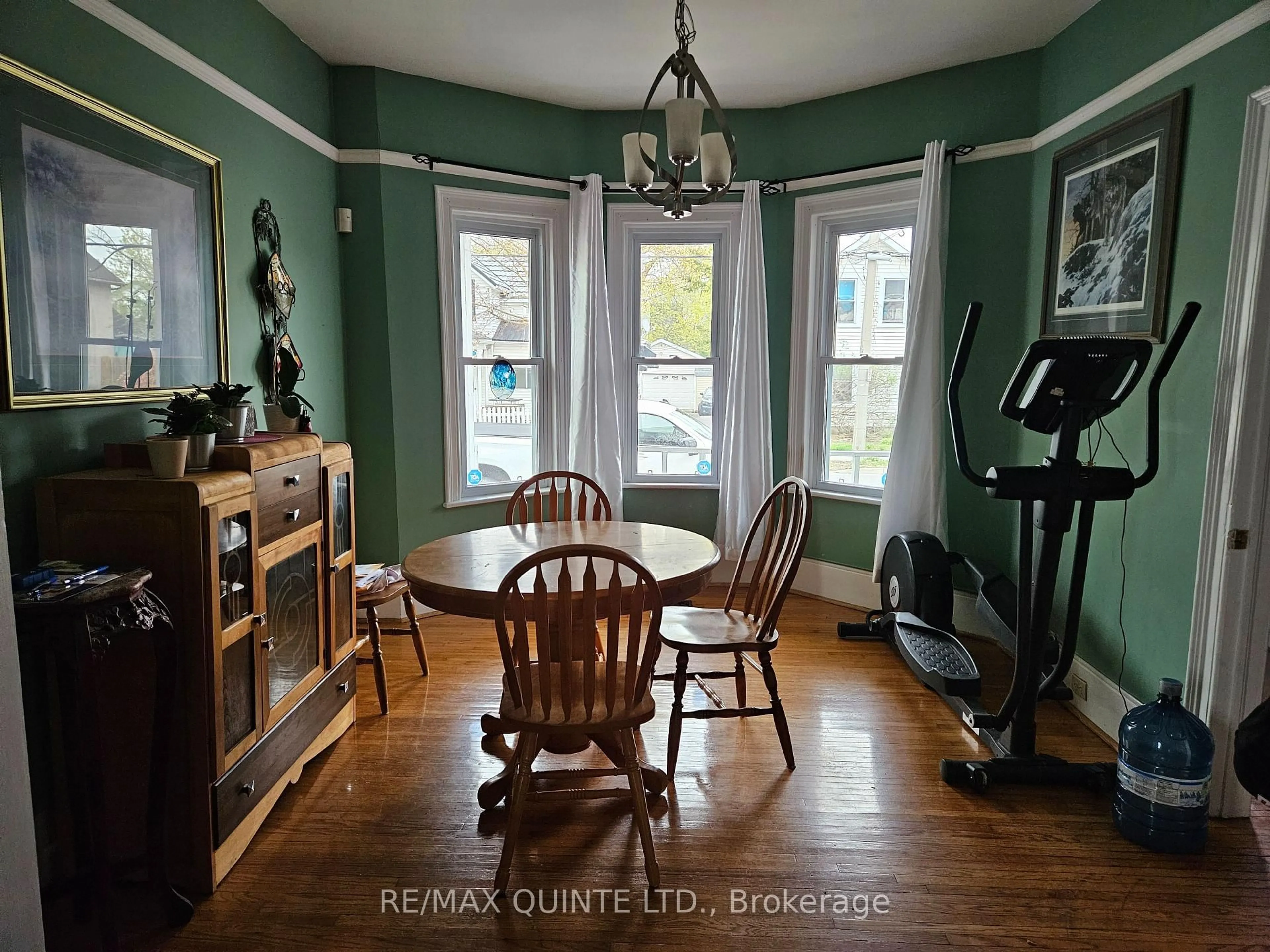 Dining room, wood/laminate floor for 72 Cedar St, Belleville Ontario K8P 3M1