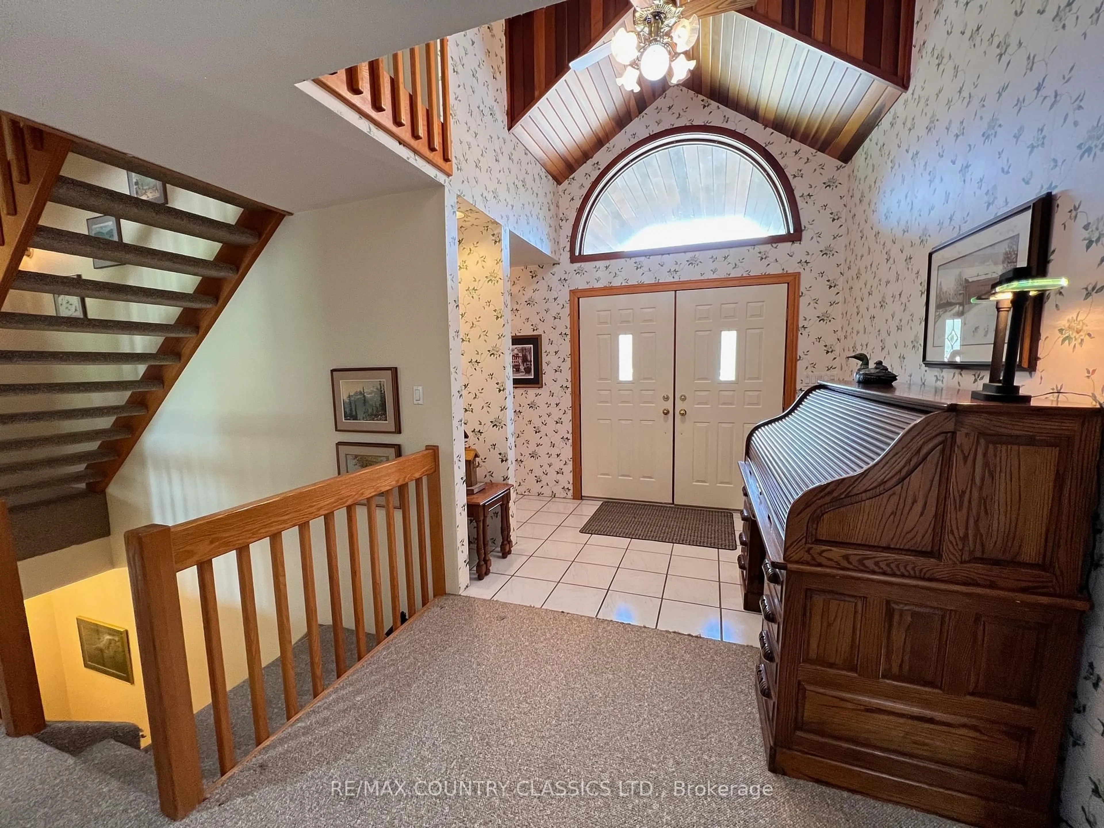 Indoor entryway for 11 Golfview Dr, Bancroft Ontario K0L 1C0