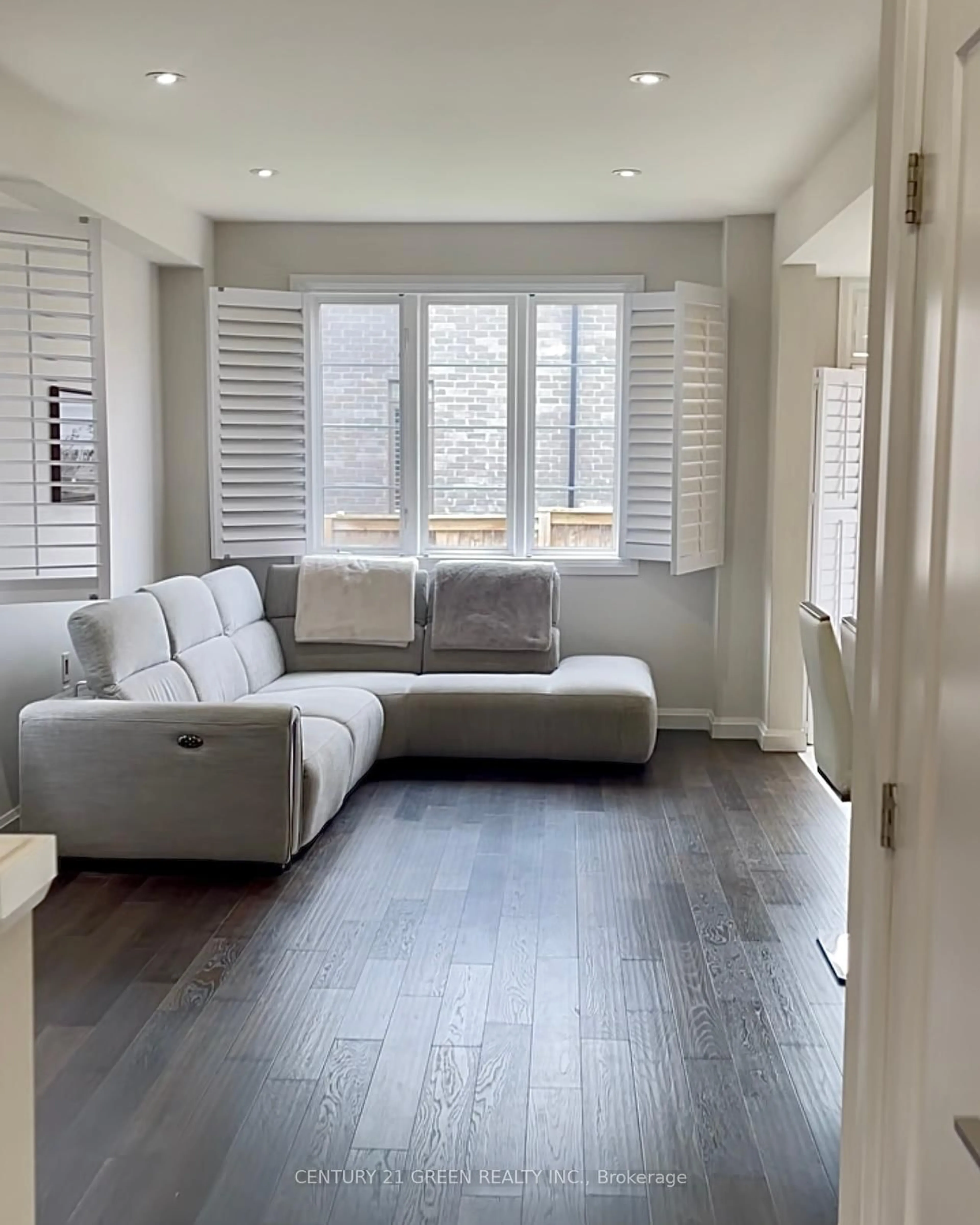 Living room with furniture, unknown for 10 Rouley Lane, Hamilton Ontario L9G 0G5