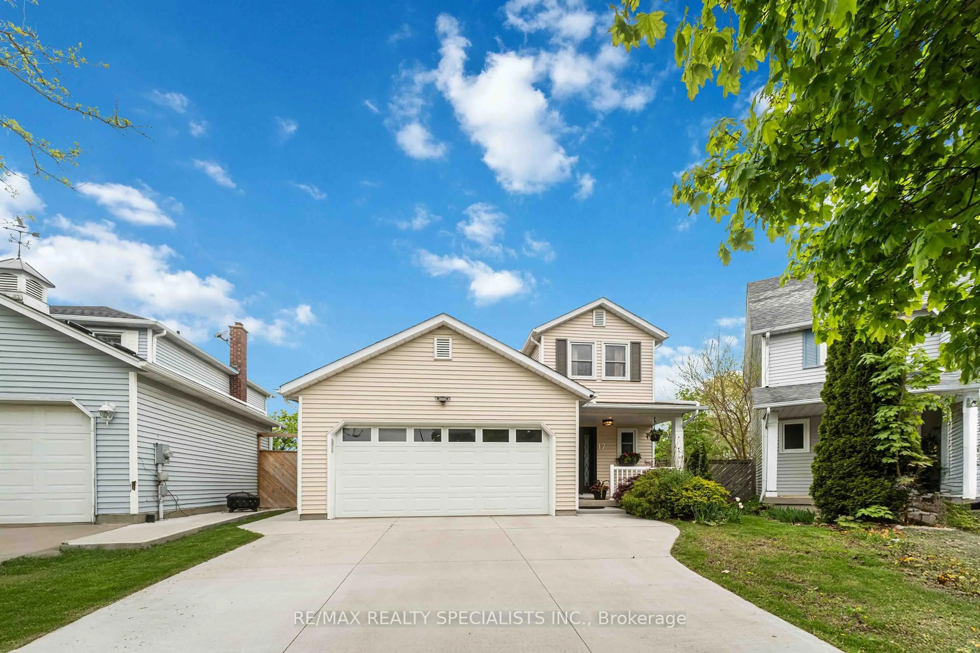 Home with vinyl exterior material, street for 17 Rannie Crt, Thorold Ontario L2V 4X1