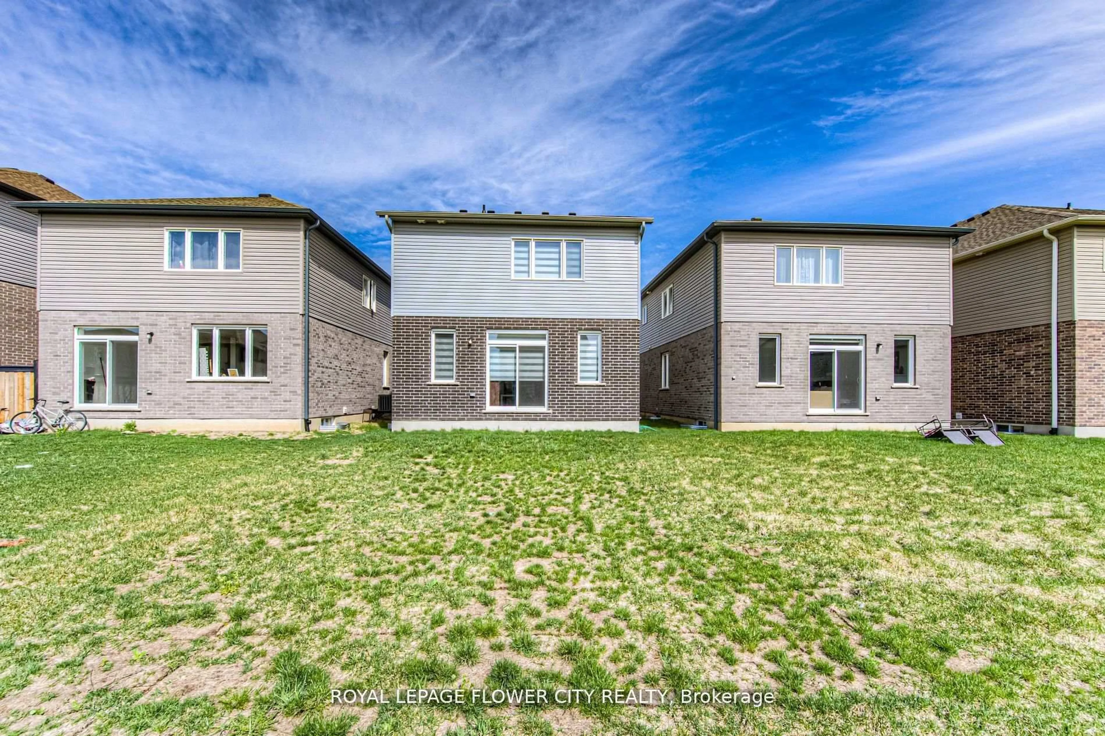 A pic from outside/outdoor area/front of a property/back of a property/a pic from drone, street for 51 Beauchamp Dr, Cambridge Ontario N1S 0A2