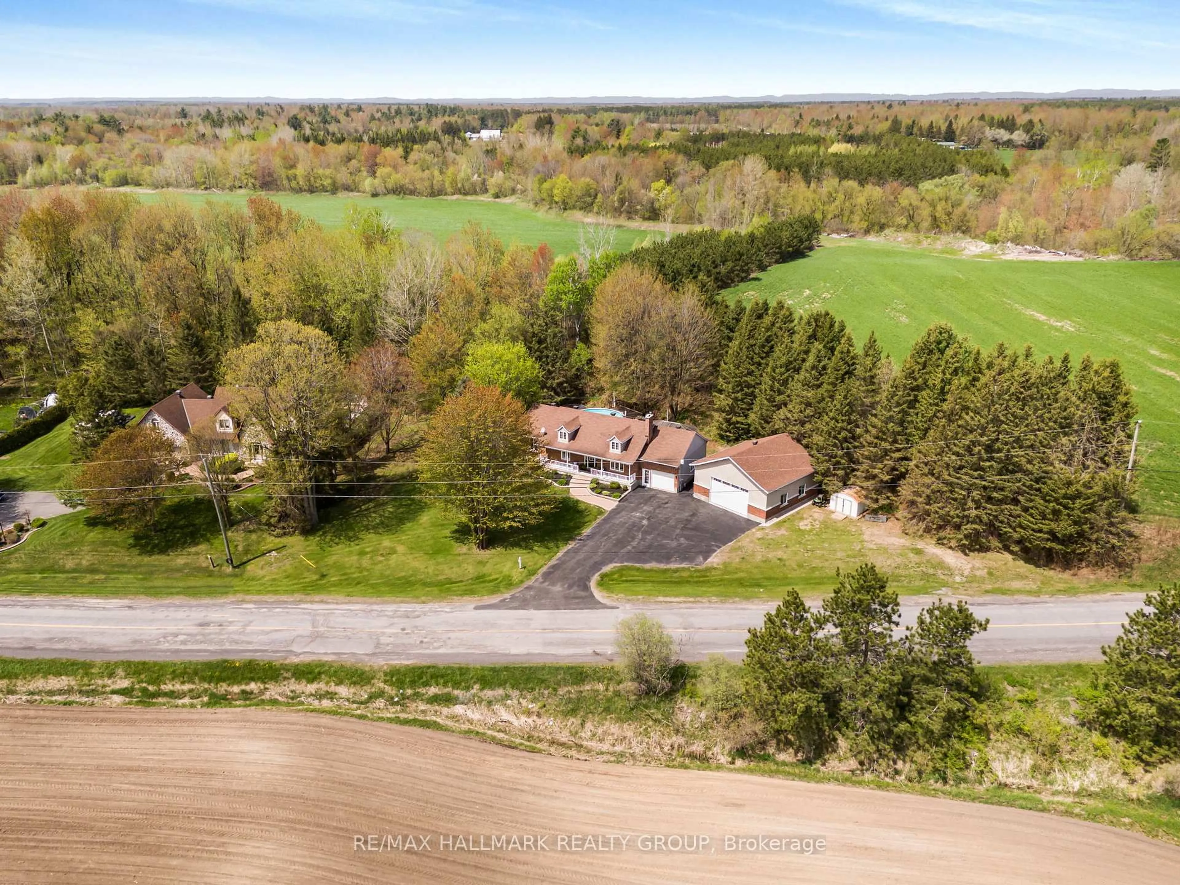 A pic from outside/outdoor area/front of a property/back of a property/a pic from drone, unknown for 1211 LACROIX Rd, Clarence-Rockland Ontario K0A 2A0