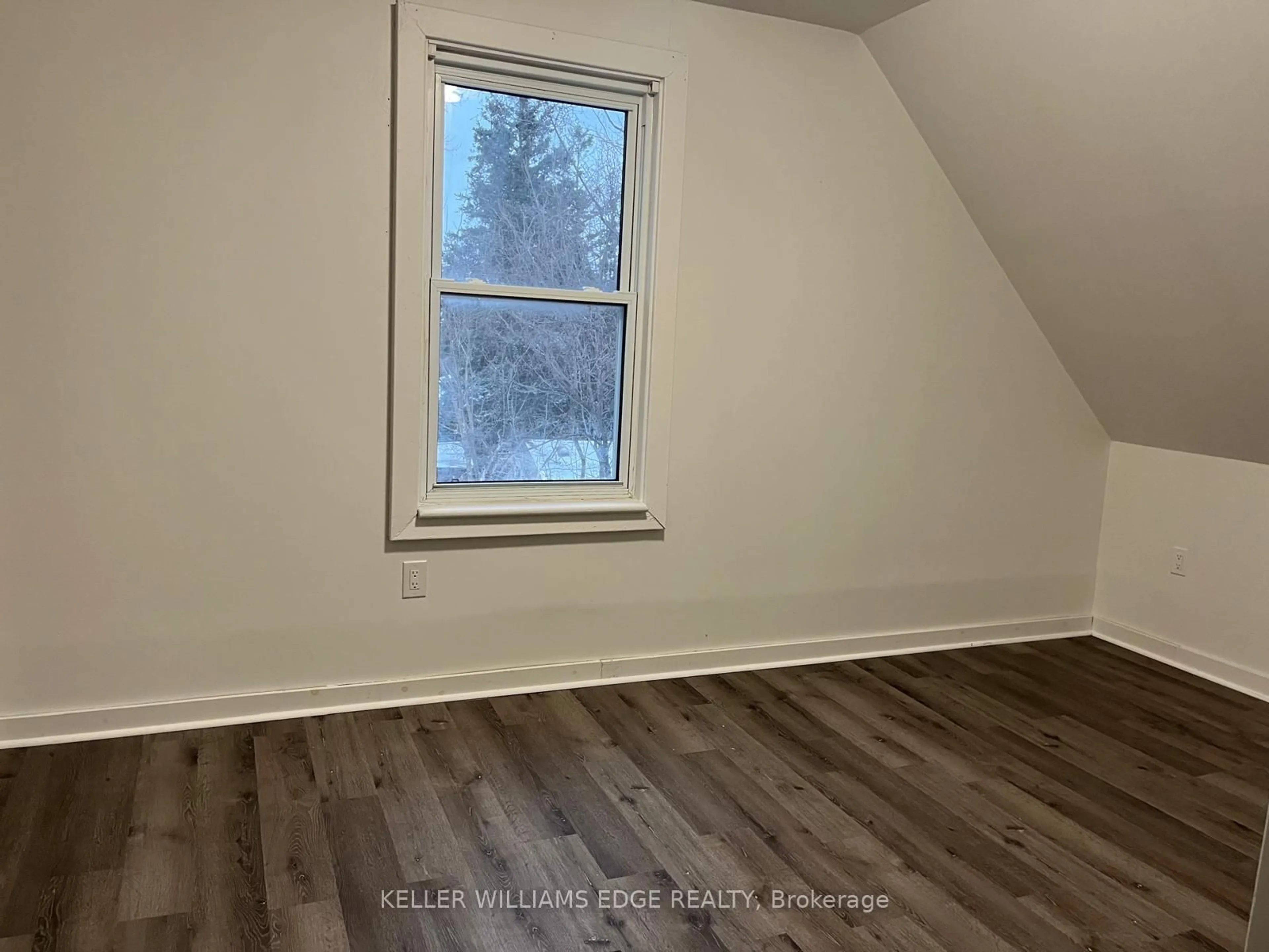 A pic of a room for 78 Dundurn St, Hamilton Ontario L8R 3E3