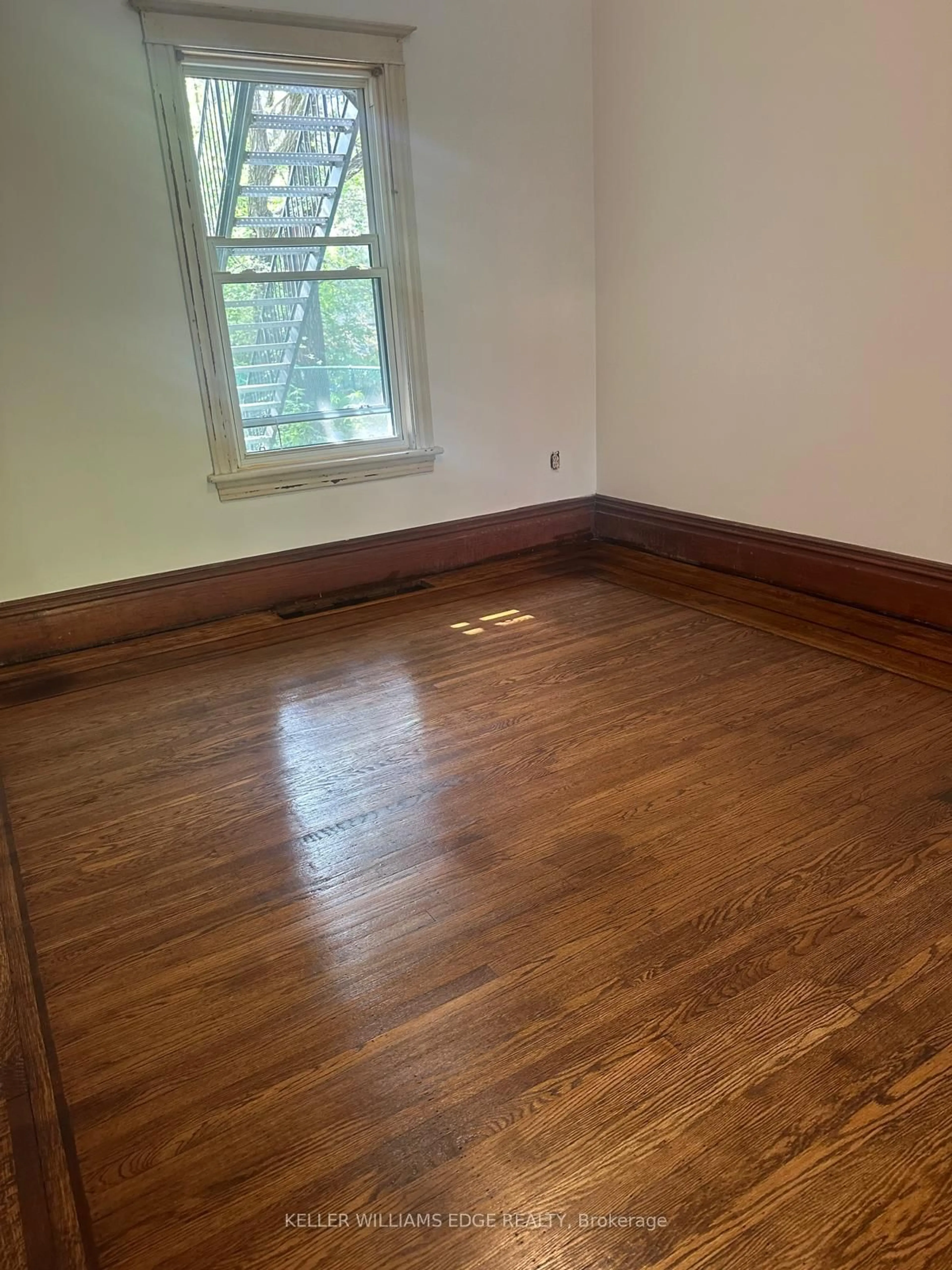 A pic of a room for 78 Dundurn St, Hamilton Ontario L8R 3E3