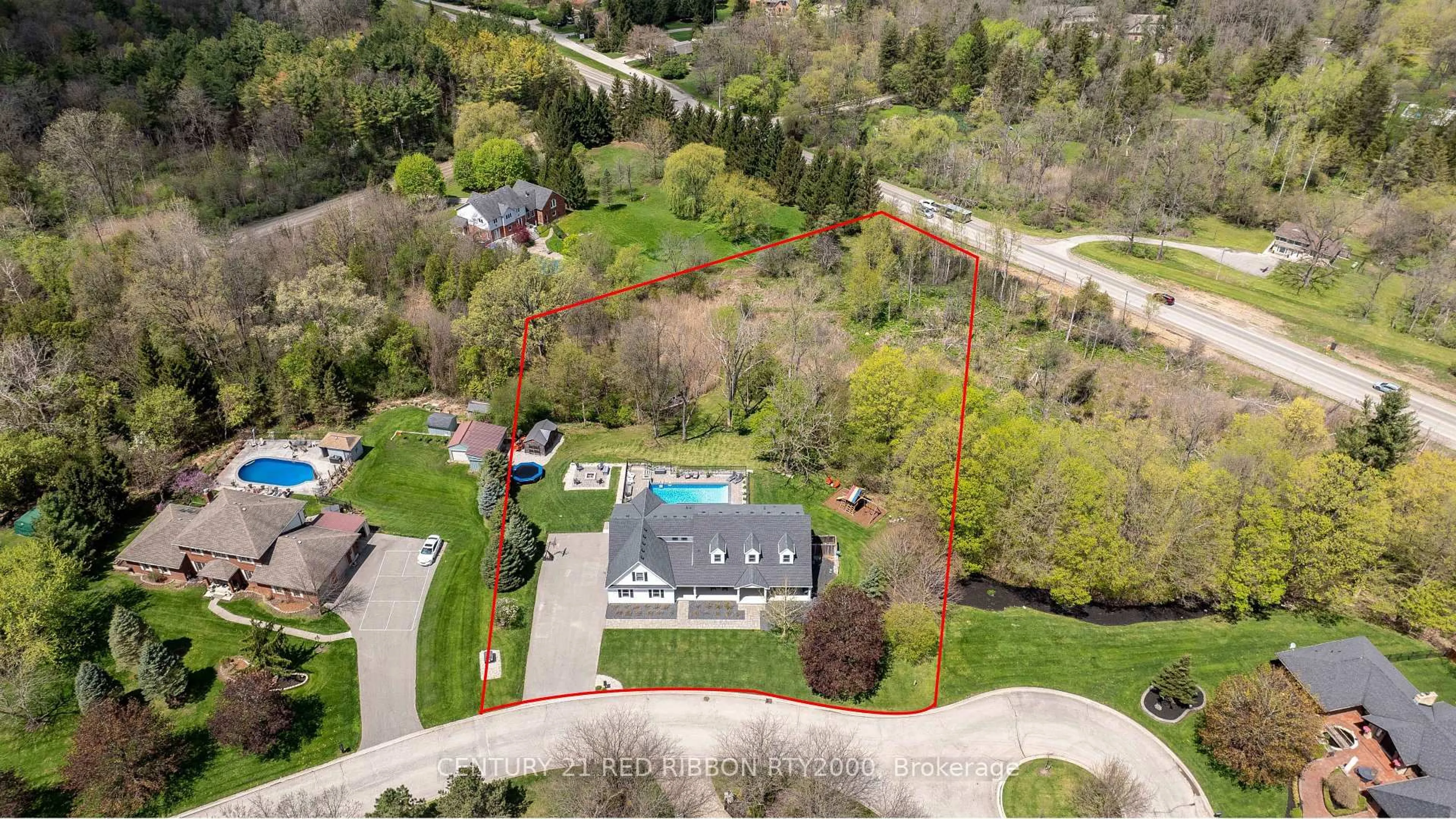 A pic from outside/outdoor area/front of a property/back of a property/a pic from drone, unknown for 2300 Lime Kiln Dr, London South Ontario N6K 4P6