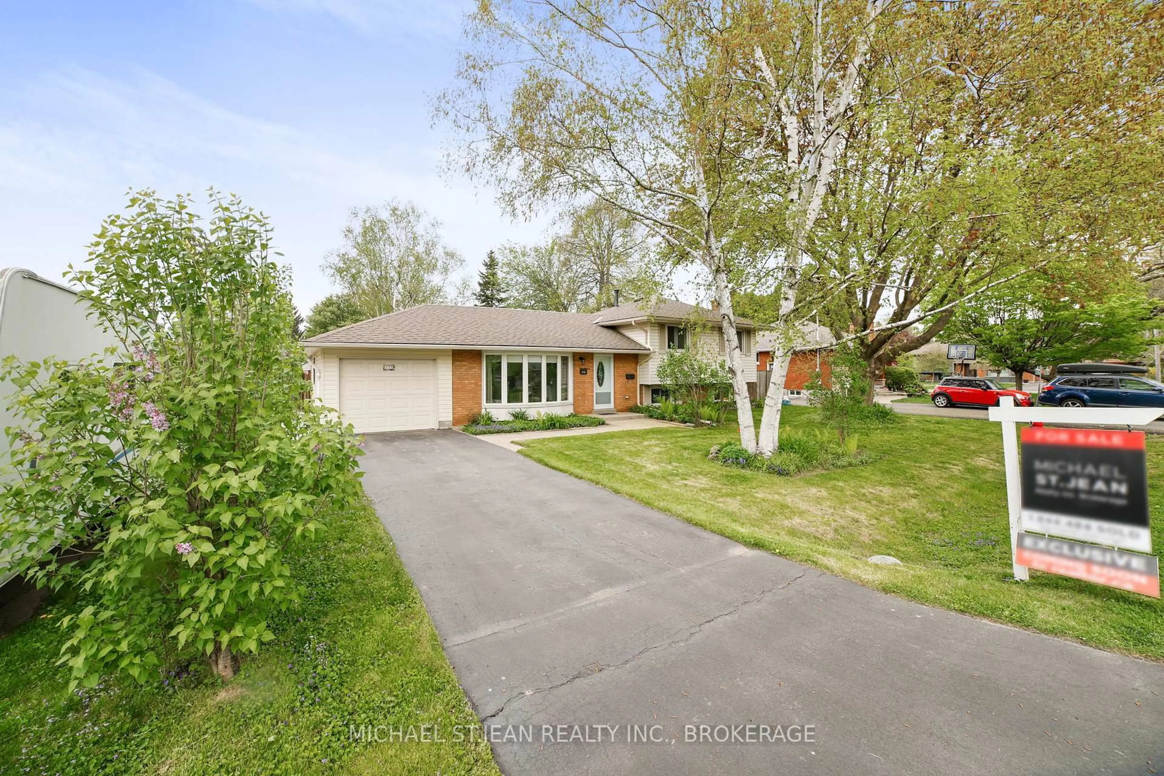 A pic from outside/outdoor area/front of a property/back of a property/a pic from drone, street for 175 Council Cres, Hamilton Ontario L9G 1V2