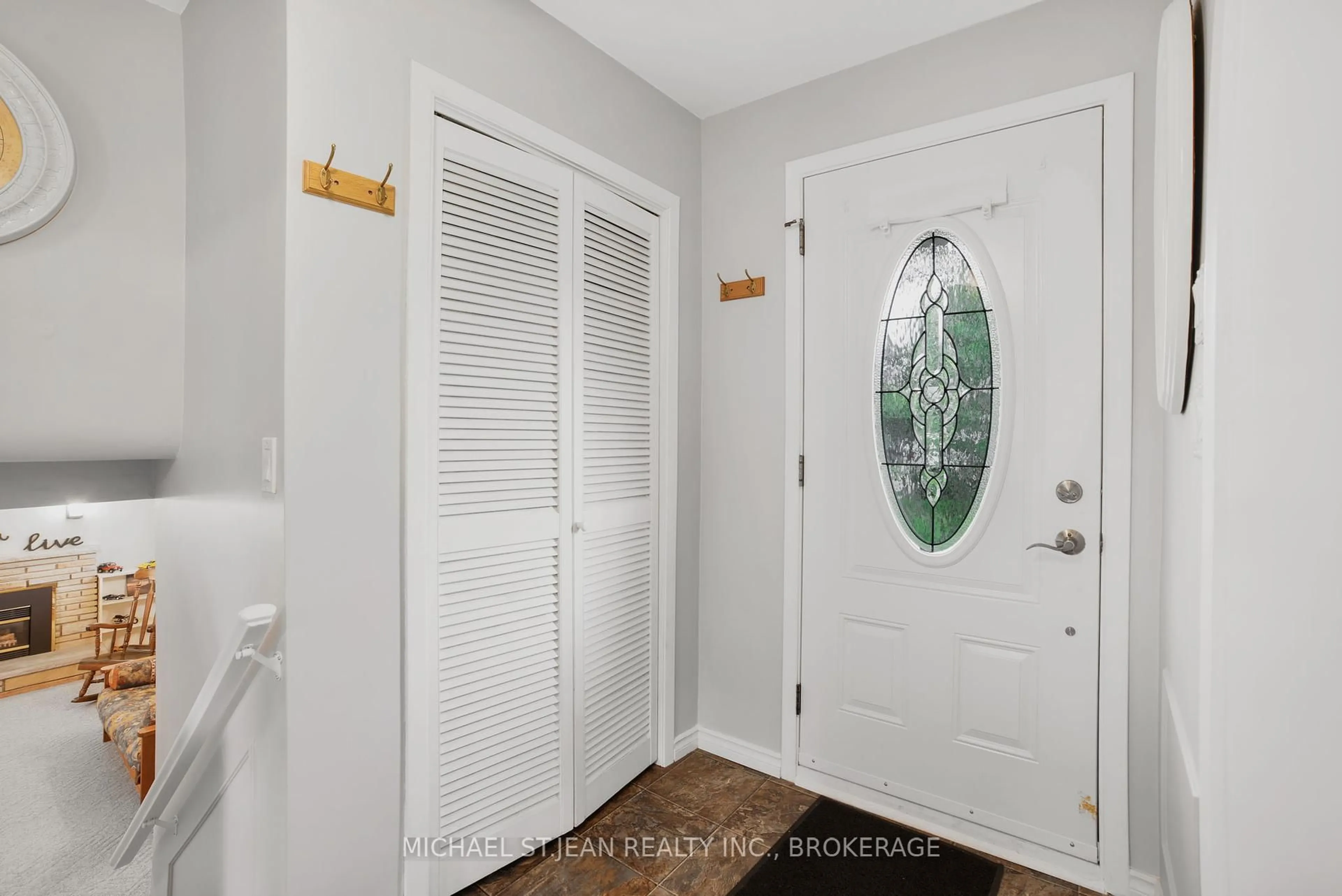 Indoor entryway for 175 Council Cres, Hamilton Ontario L9G 1V2