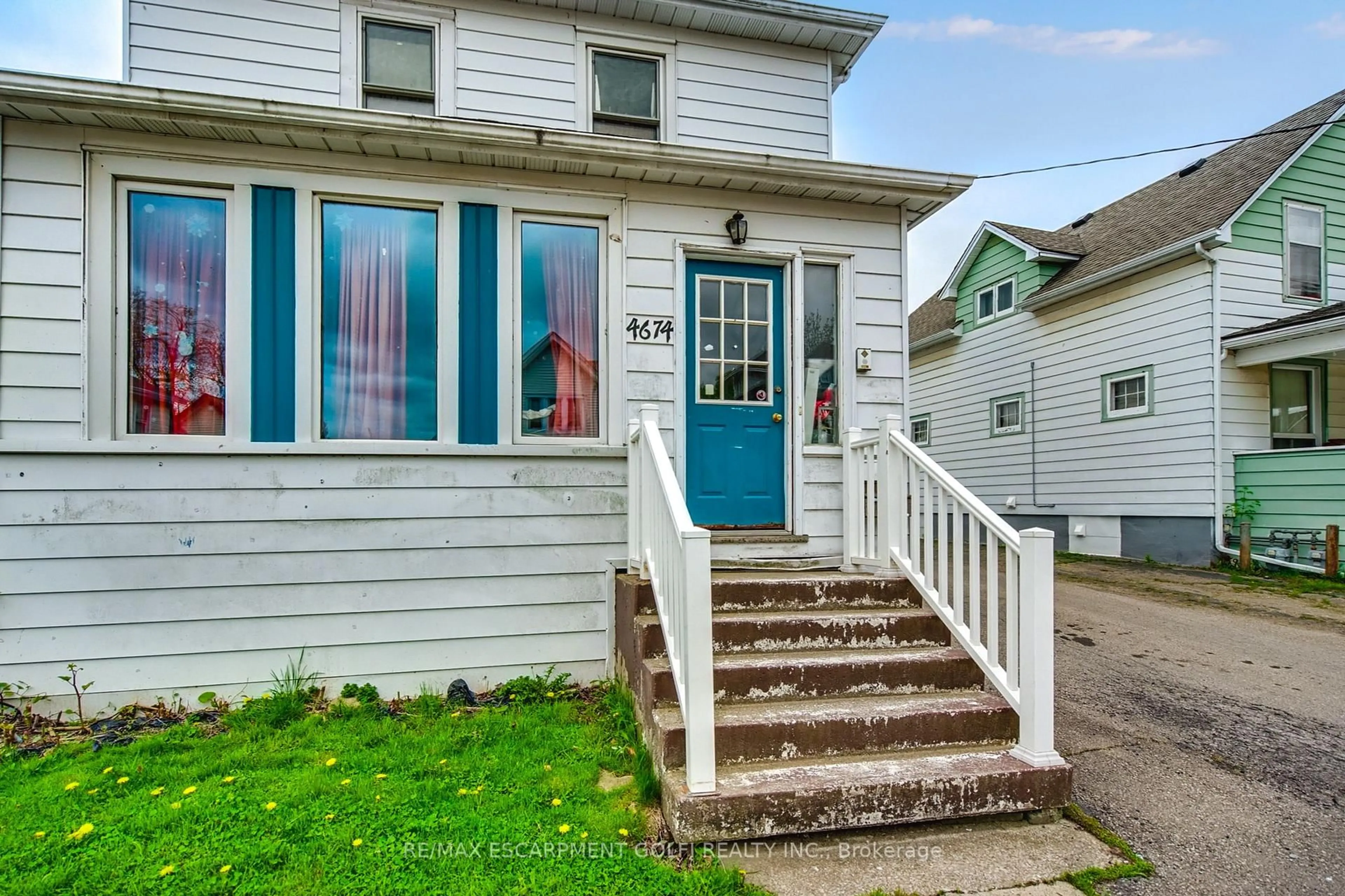 Home with vinyl exterior material, street for 4674 Ryerson Cres, Niagara Falls Ontario L2E 1E5