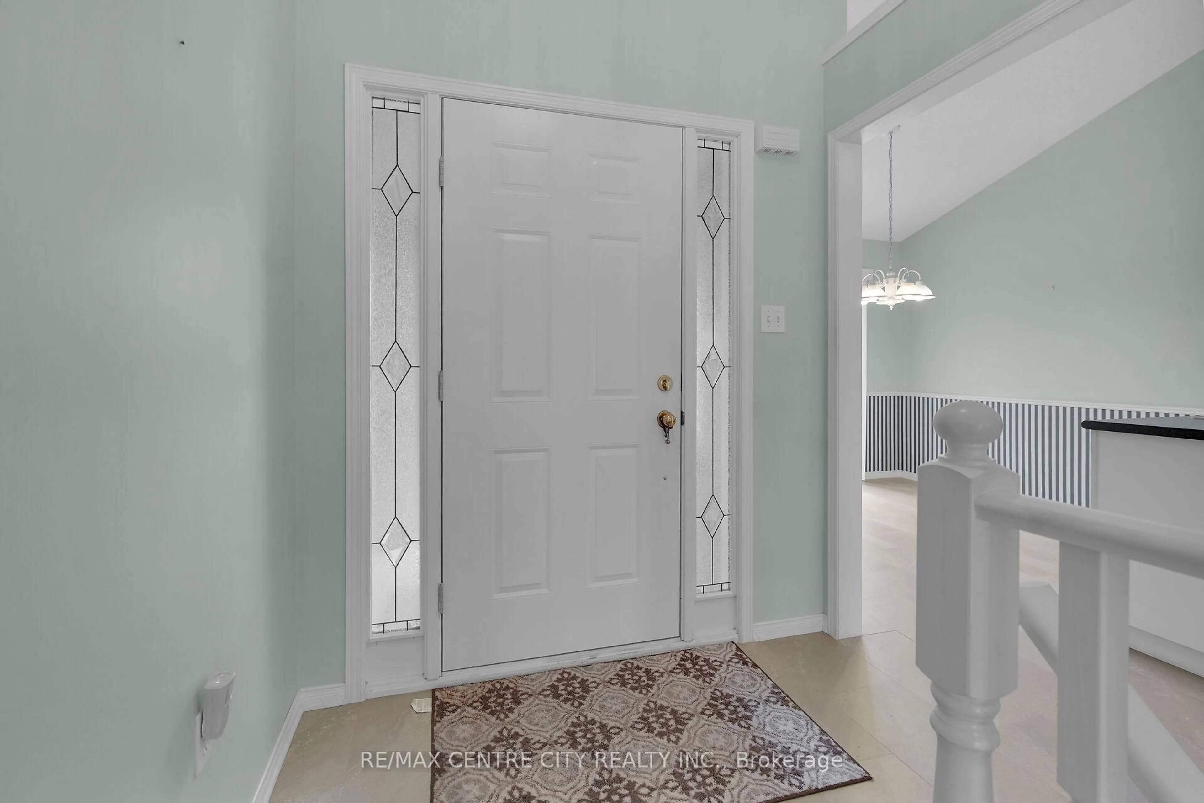 Indoor entryway for 861 Shelborne St #33, London South Ontario N5Z 5C5