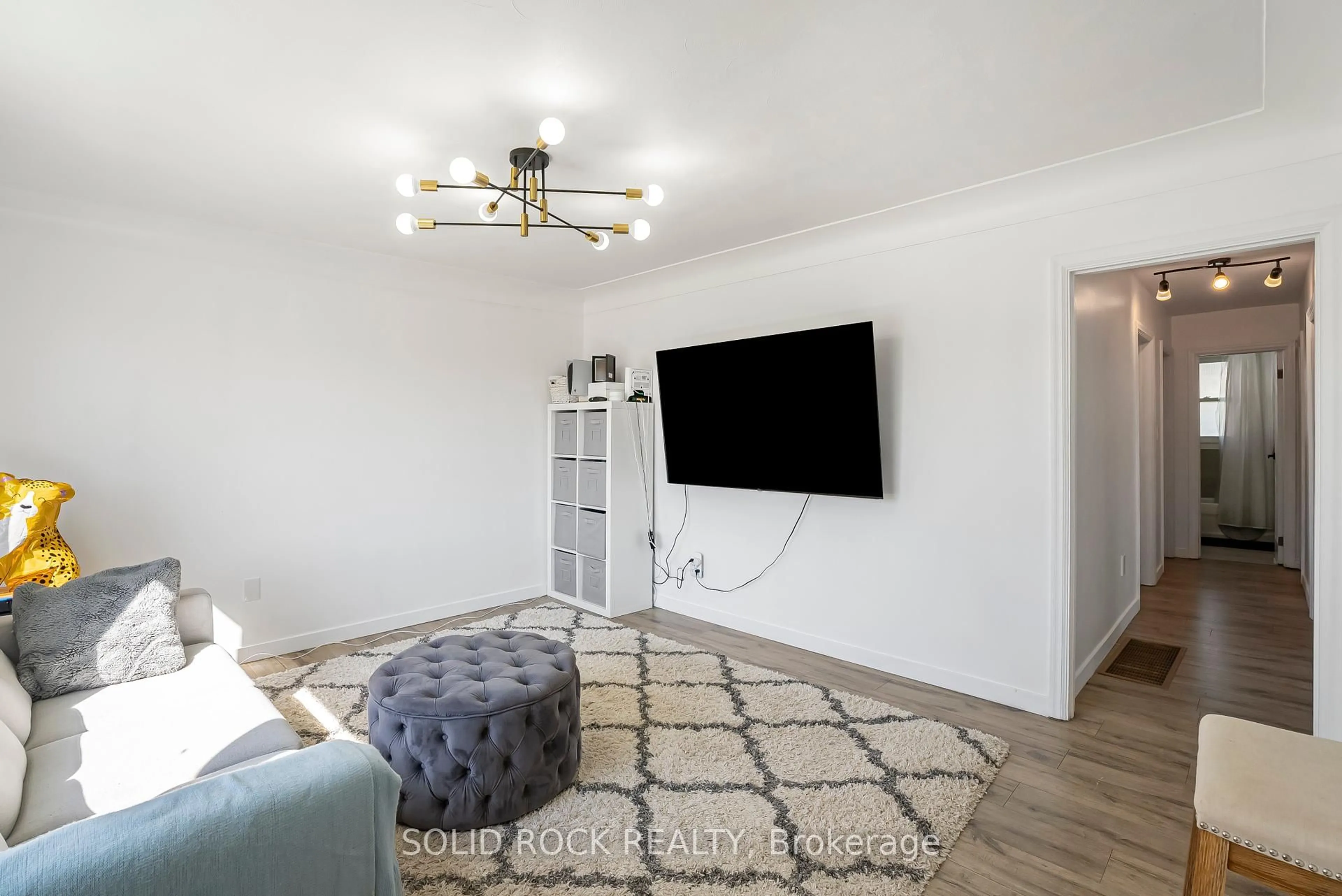 Living room with furniture, unknown for 60 Lincoln Rd, Hamilton Ontario L8E 1Z3